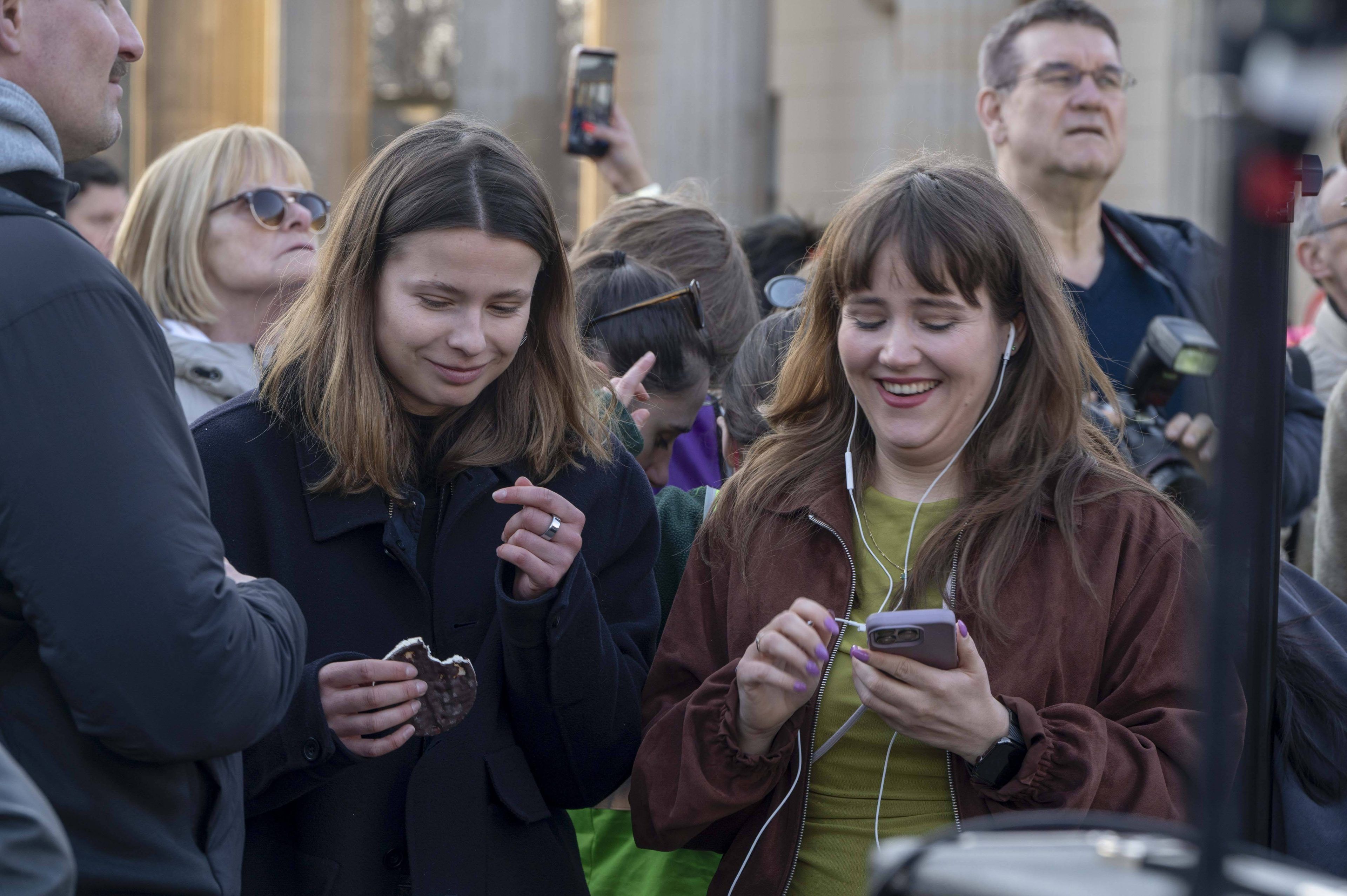Grünen-Mitglied Luisa Neubauer (l.) mit der ehemaligen Grünen-Chefin Ricarda Land auf einer Demonstration Gegen sexualisierte digitale Gewalt.