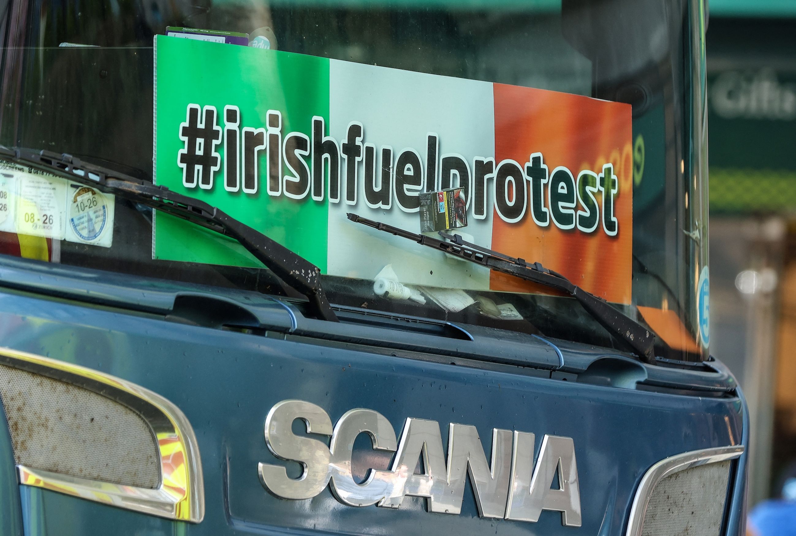 Botschaft aus dem Führerhaus: Mit Lastwagen und klaren Parolen protestieren Demonstranten in Dublin gegen die drastisch gestiegenen Treibstoffkosten.