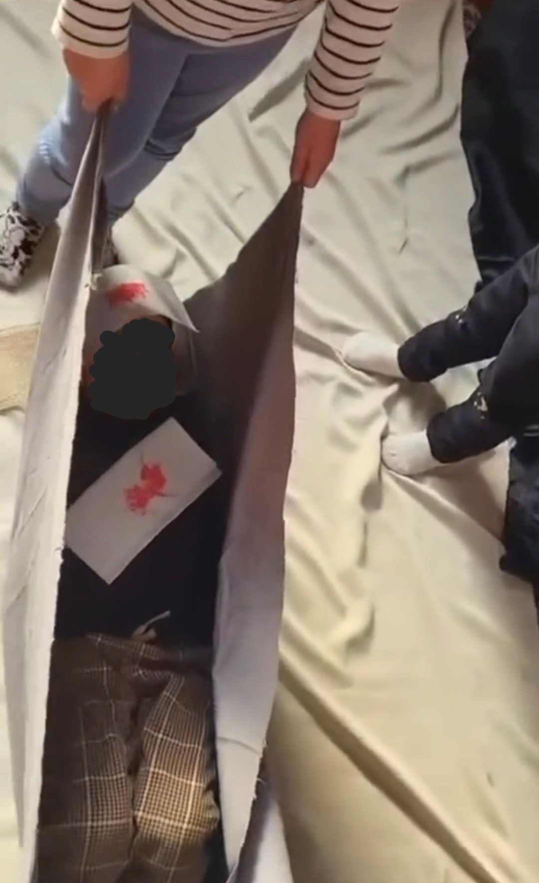 Auf diesem Ausschnitt aus dem mittlerweile gelöschten Facebook-Video sieht man, wie Kinder den Abtransport eines toten oder verletzten Soldaten nachspielen.