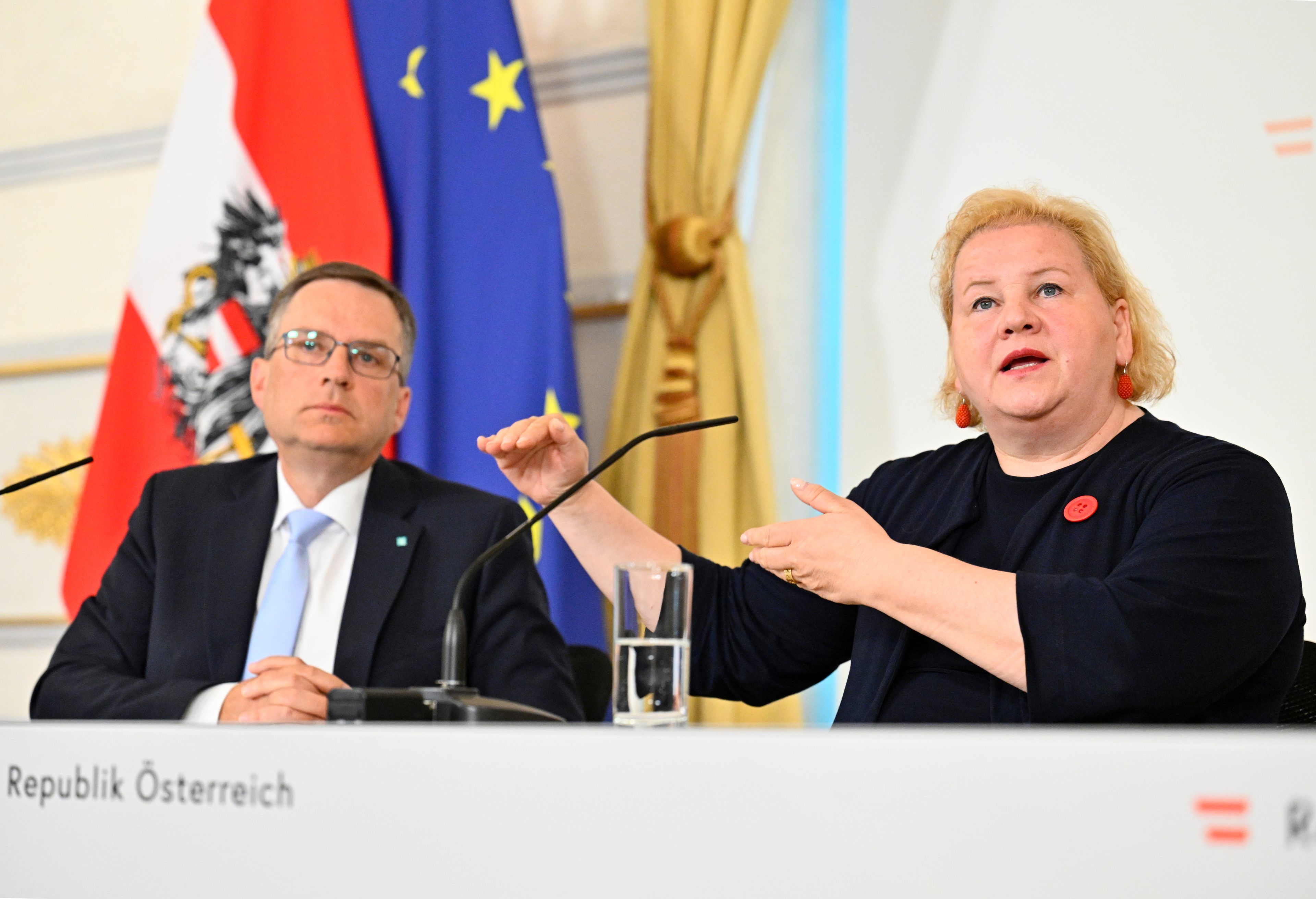 Bundesministerin Schumann (SPÖ) und ÖVP-Klubobmann Wöginger.