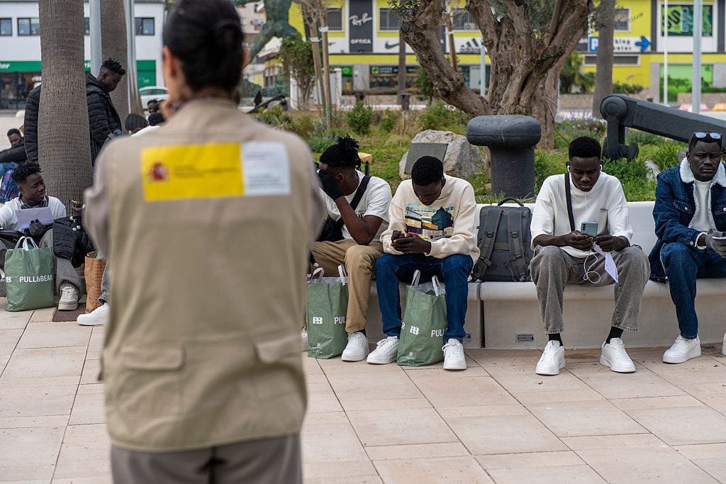 Ceuta, 24. Februar 2026: Migranten verlassen das völlig überlastete Aufnahmezentrum CETI. Seit Jahresbeginn wurden bereits Hunderte aufs spanische Festland verlegt.