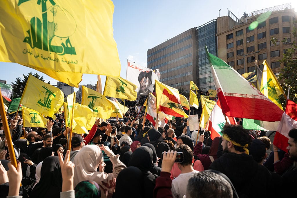 Hisbollah-Anhänger bei einer Demonstration in Beirut (11. April 2026): Die Organisation finanziert sich laut Studie jedoch zunehmend über internationale Netzwerke.