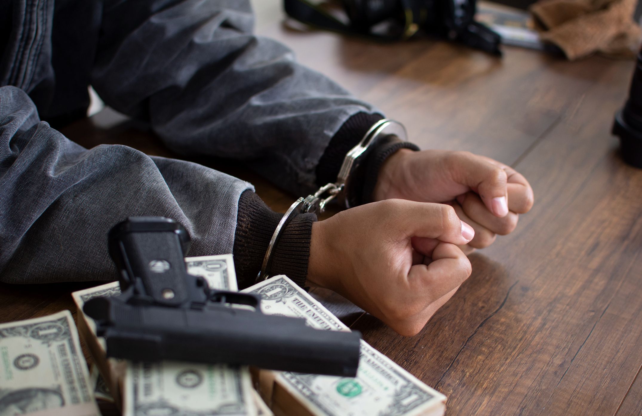 Bargeld, Waffen und Drogen spielen laut Studie eine zentrale Rolle bei Terrornetzwerken.