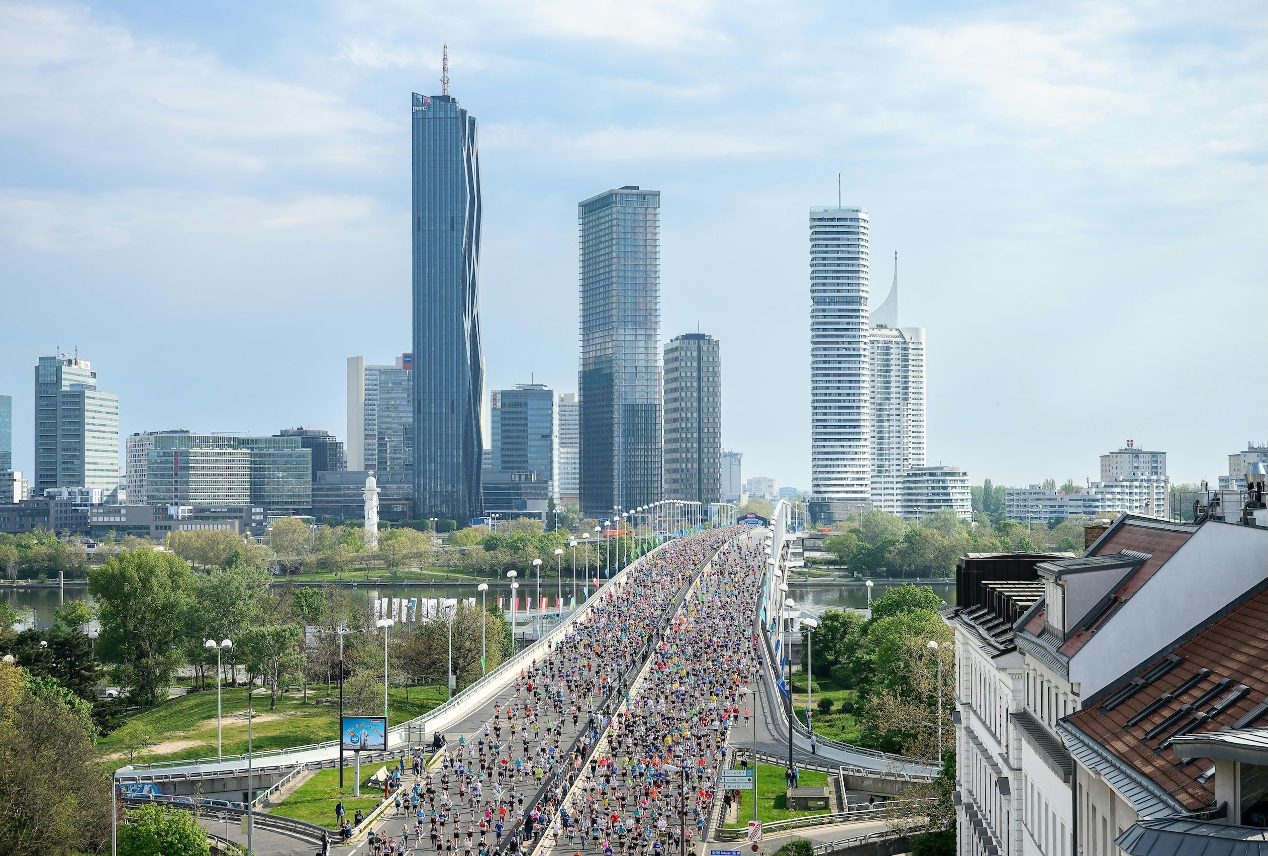 Tausende Läufer beim Vienna City Marathon in Wien – für Rekordhalter Gruen endet das Rennen vorzeitig.