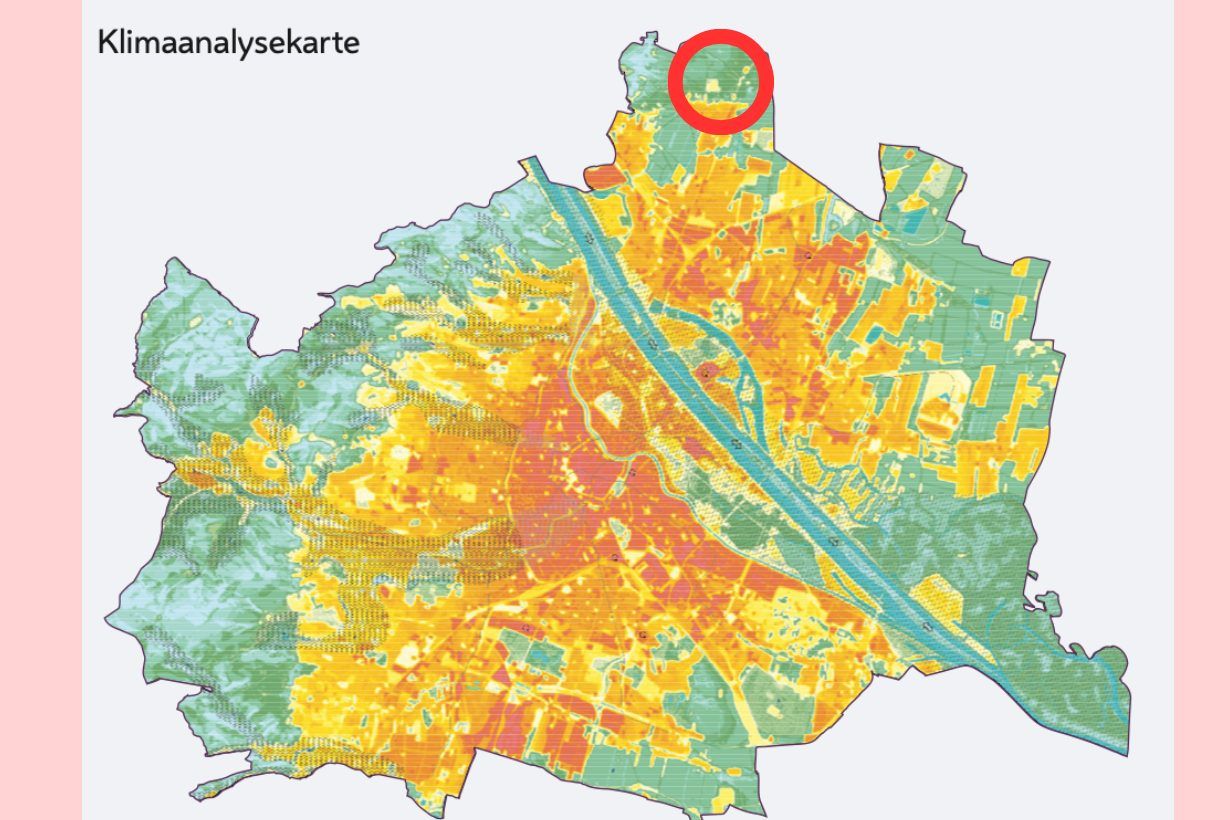 Folgende Abbildungsbeschreibung findet sich zu der Karte im Wiener Klimafahrplan: Abbildung 23 Stadtklimaanalyse Wien 2020 – Klimaanalysekarte; Gebiete gleicher Farbe weisen ähnliche mikroklimati- sche Bedingungen auf – von Frisch- und Kaltluftentstehungsgebieten (blau und grün), über „Vorstadtkli- ma“ mit Gefahr der Überwärmung (hellgelb) bis zu Gebieten mit mo- derater oder starker Überwärmung (orange und rot); Darstellung: Stadt Wien – Stadtent- wicklung & Stadtplanung (MA 18)