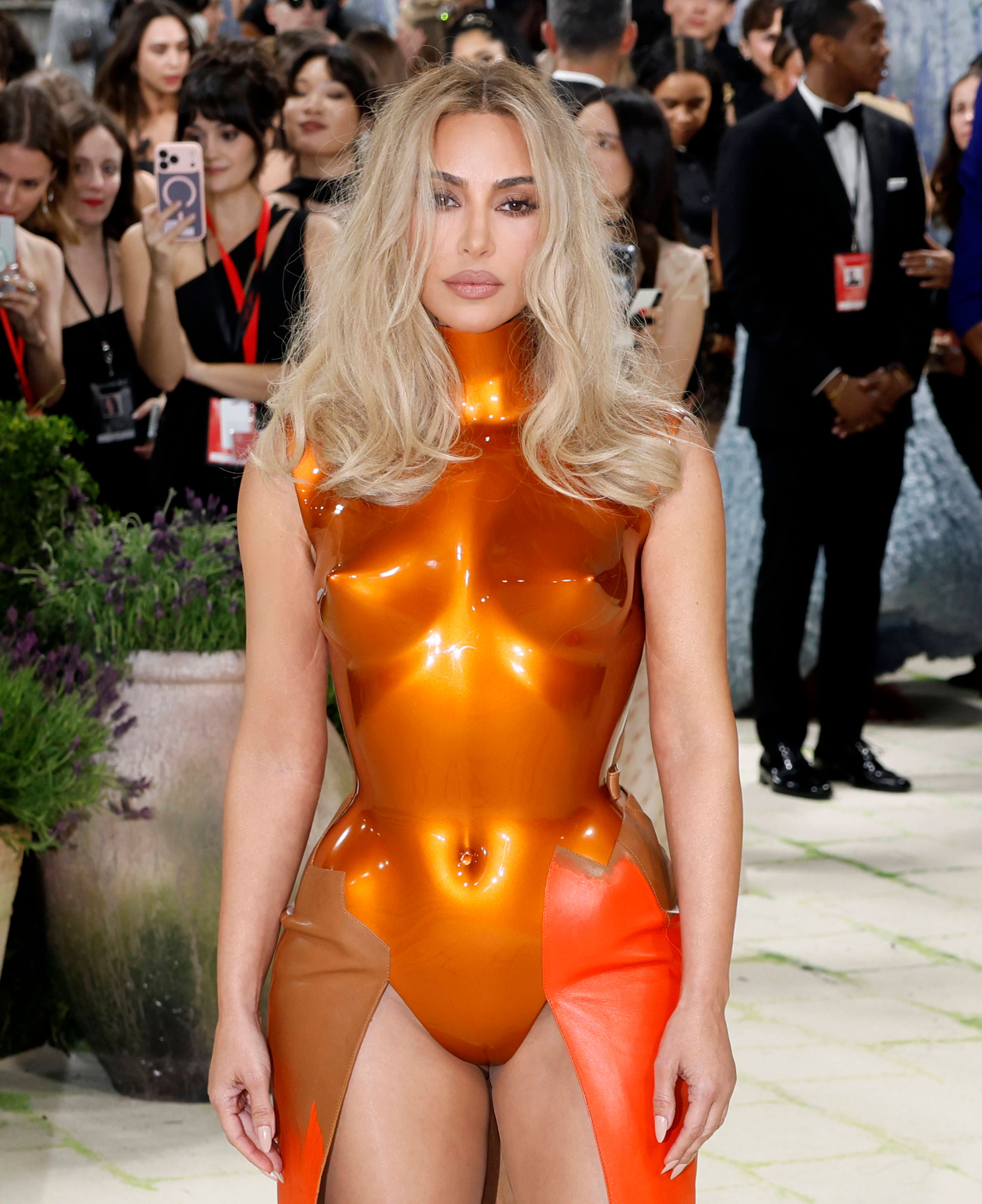 Kim Kardashian zog mit einem skulpturalen Korsett alle Blicke auf sich.
