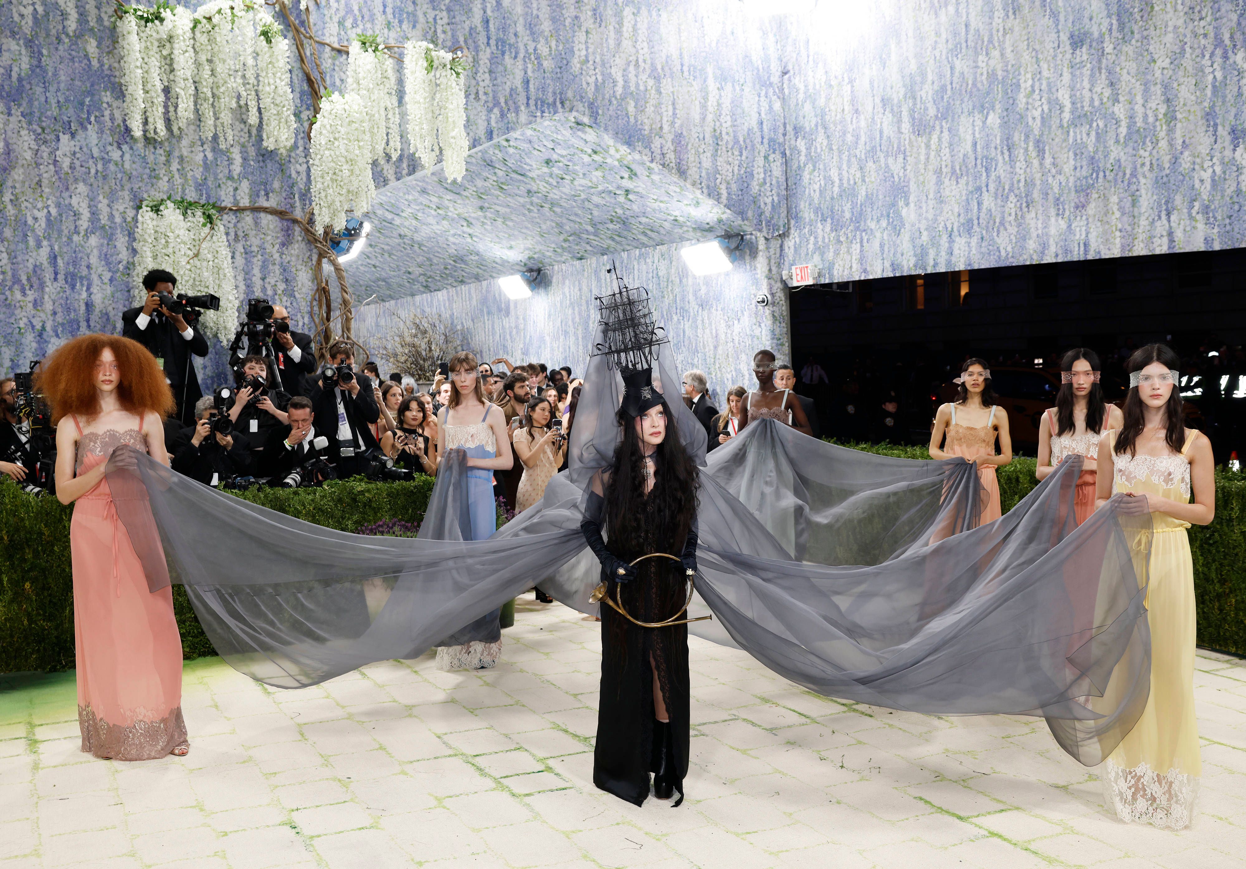 „Queen of Pop“ Madonna erschien in einem mystischen Outfit