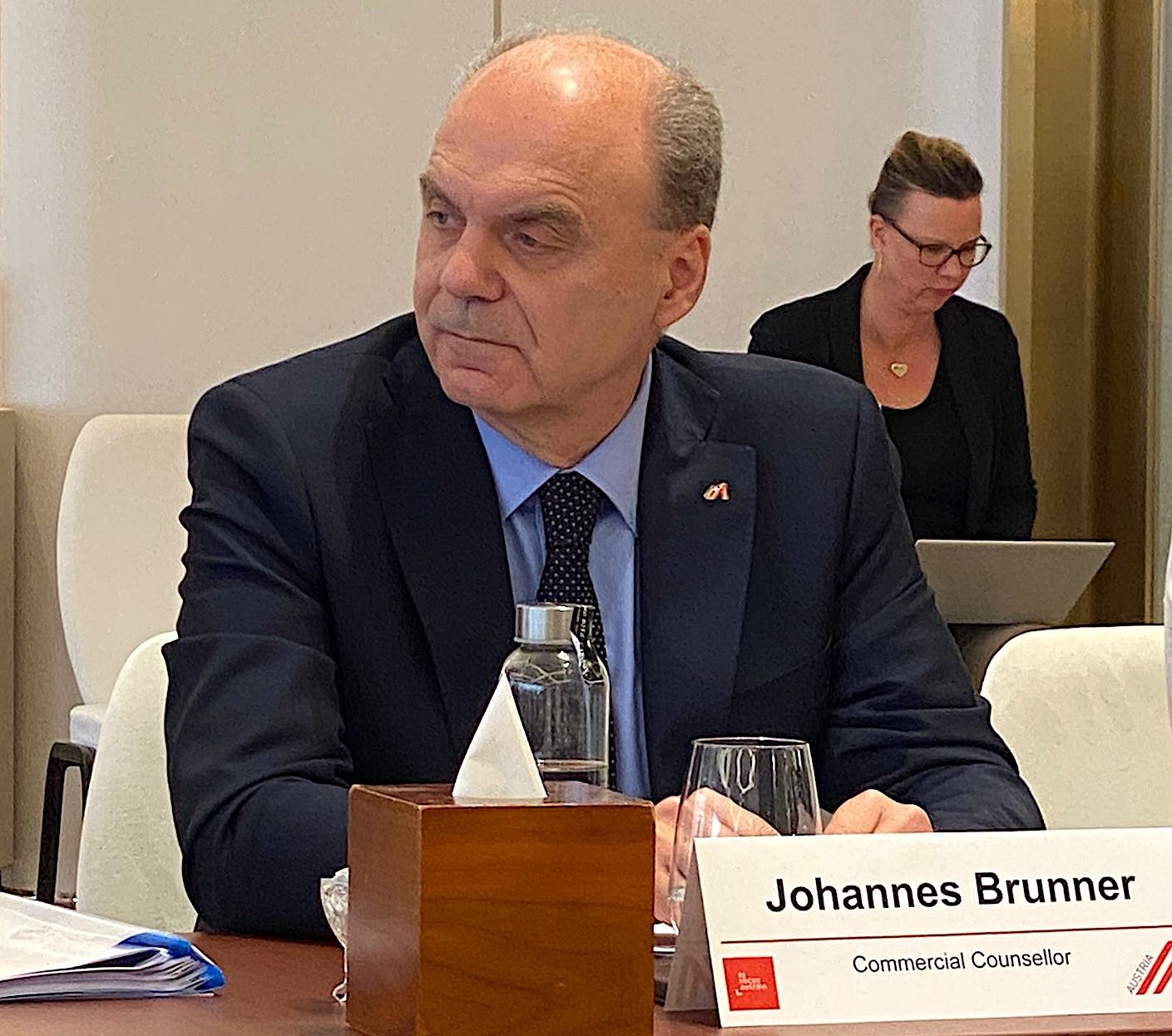 Mag. Johannes Brunner leitet das AußenwirtschaftsCenter in Abu Dhabi und organisierte den Round Table mit österreichischen Unternehmen.