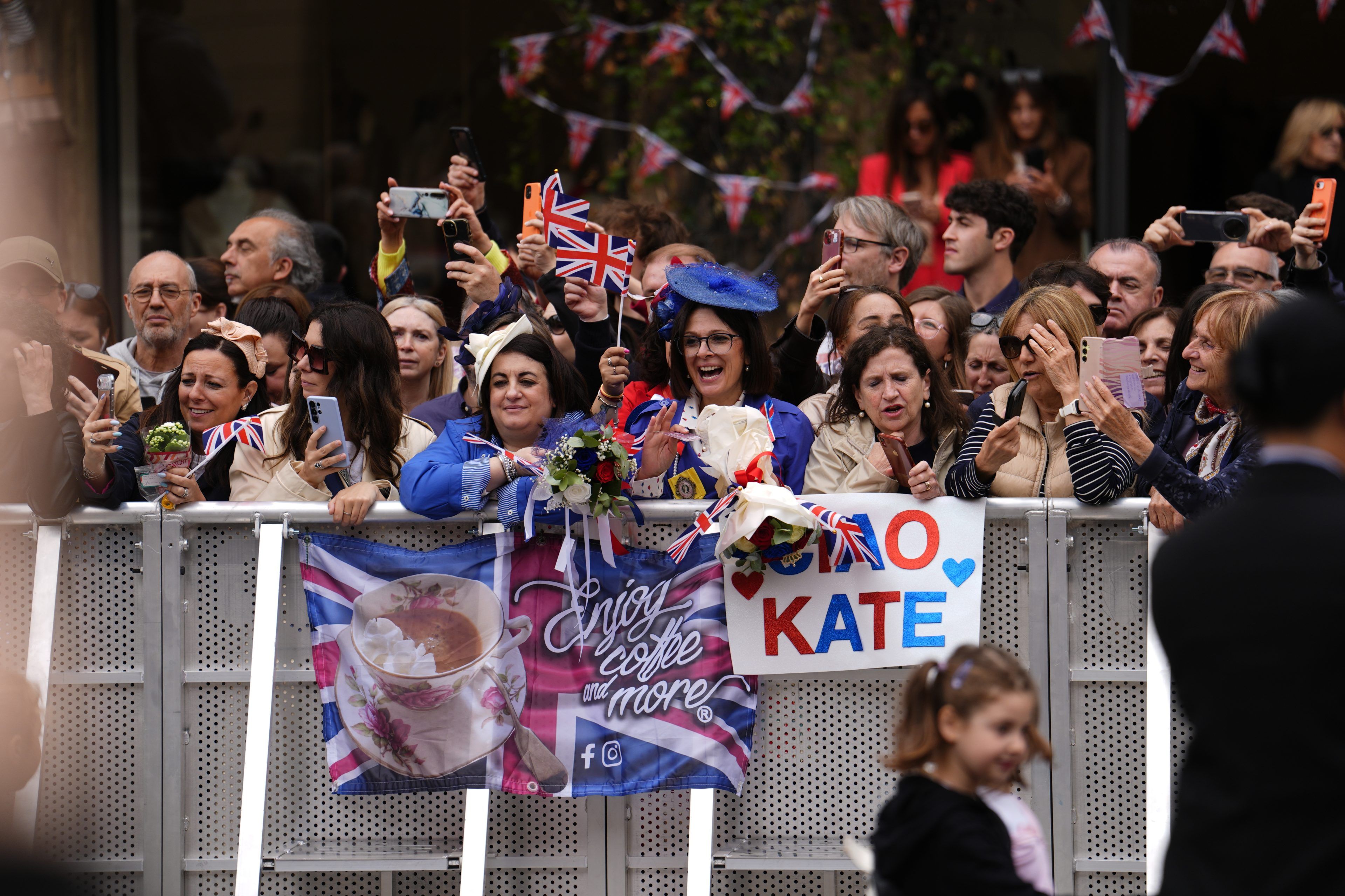 Fans mit britischen Fahnen warteten in Reggio Emilia gespannt auf die Ankunft von Prinzessin Kate.
