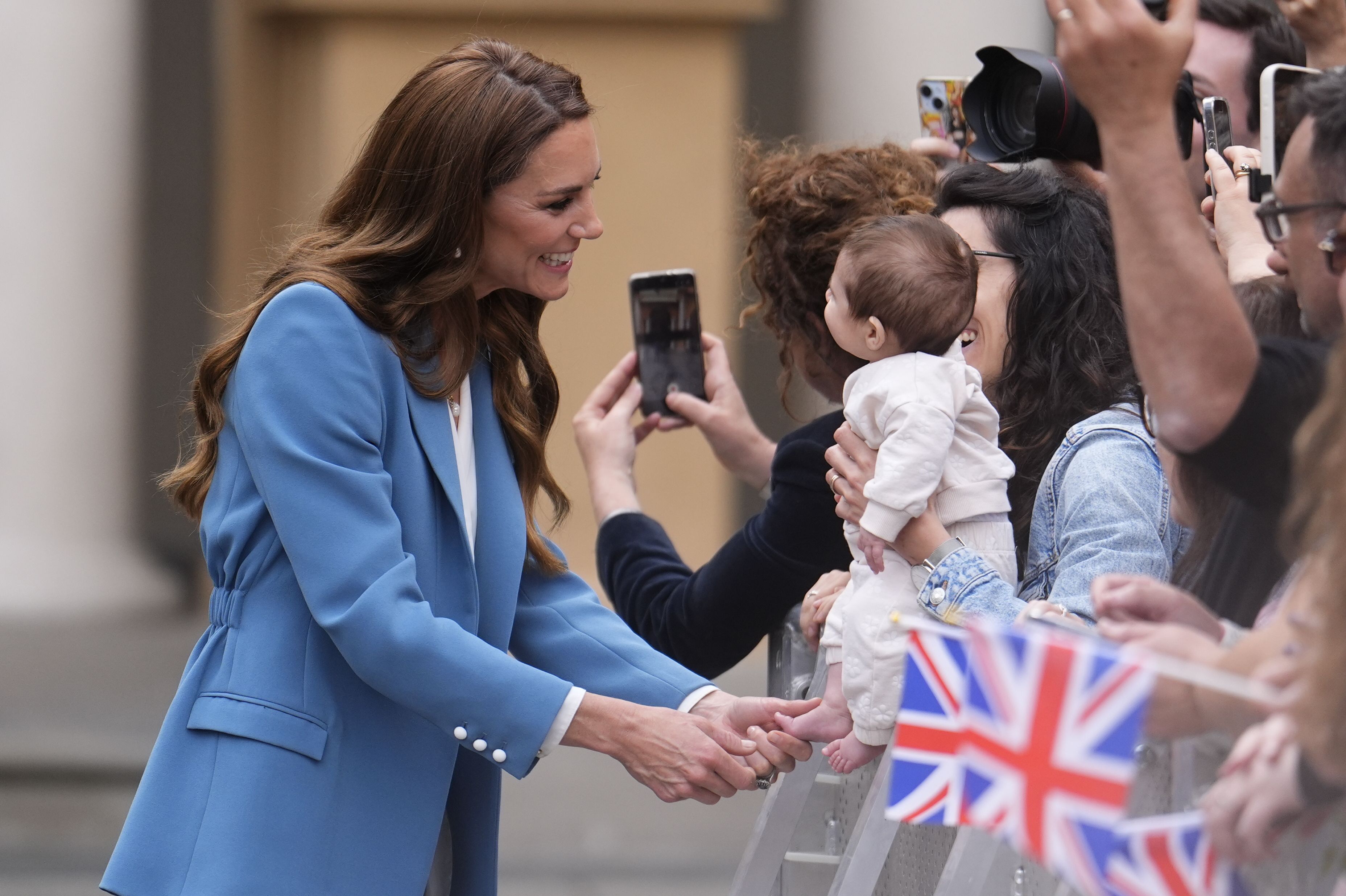 Prinzessin Kate begrüßt bei ihrem Italien-Besuch eine Mutter mit ihrem Baby.