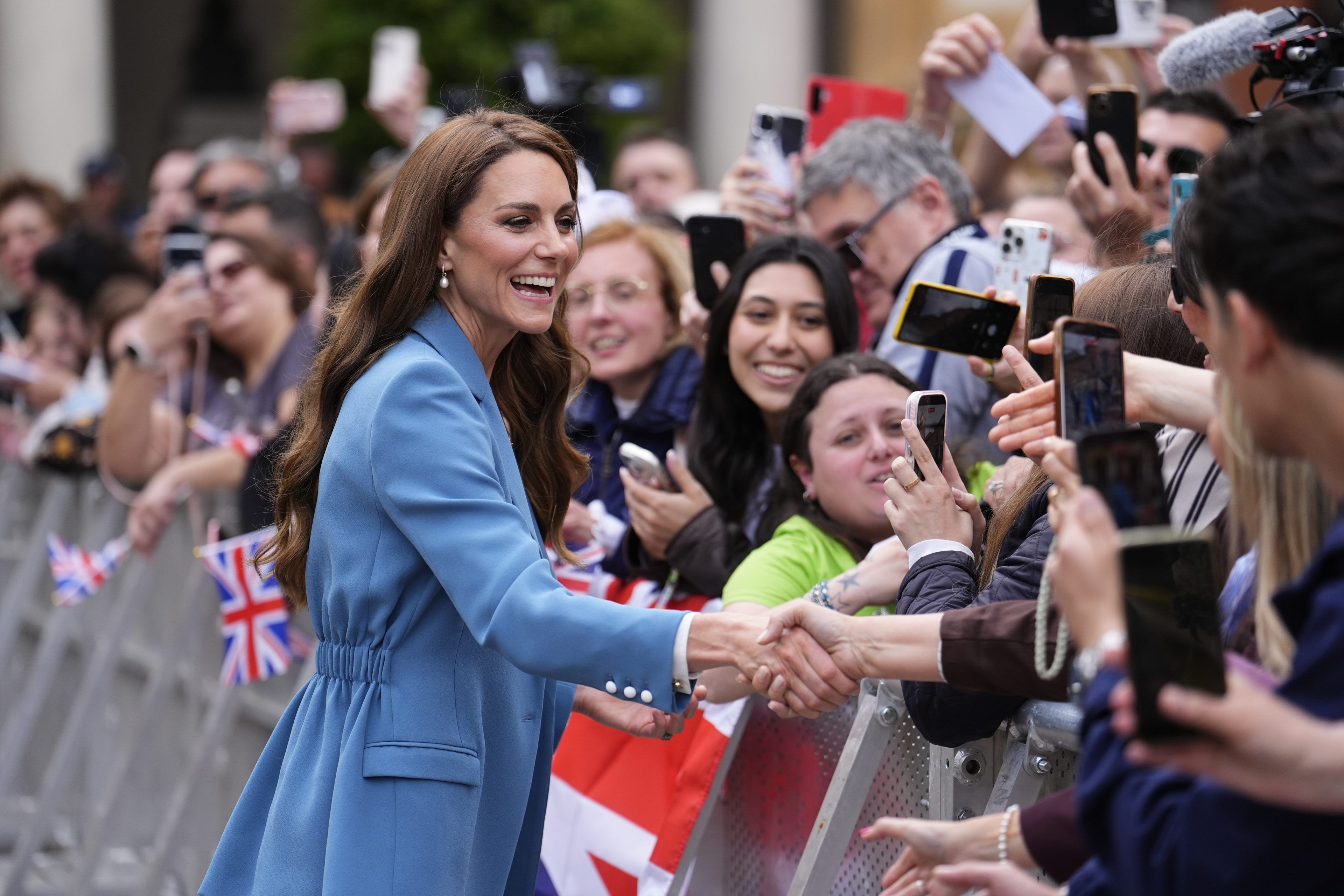Prinzessin Kate posiert mit Fans für Erinnerungsfotos.