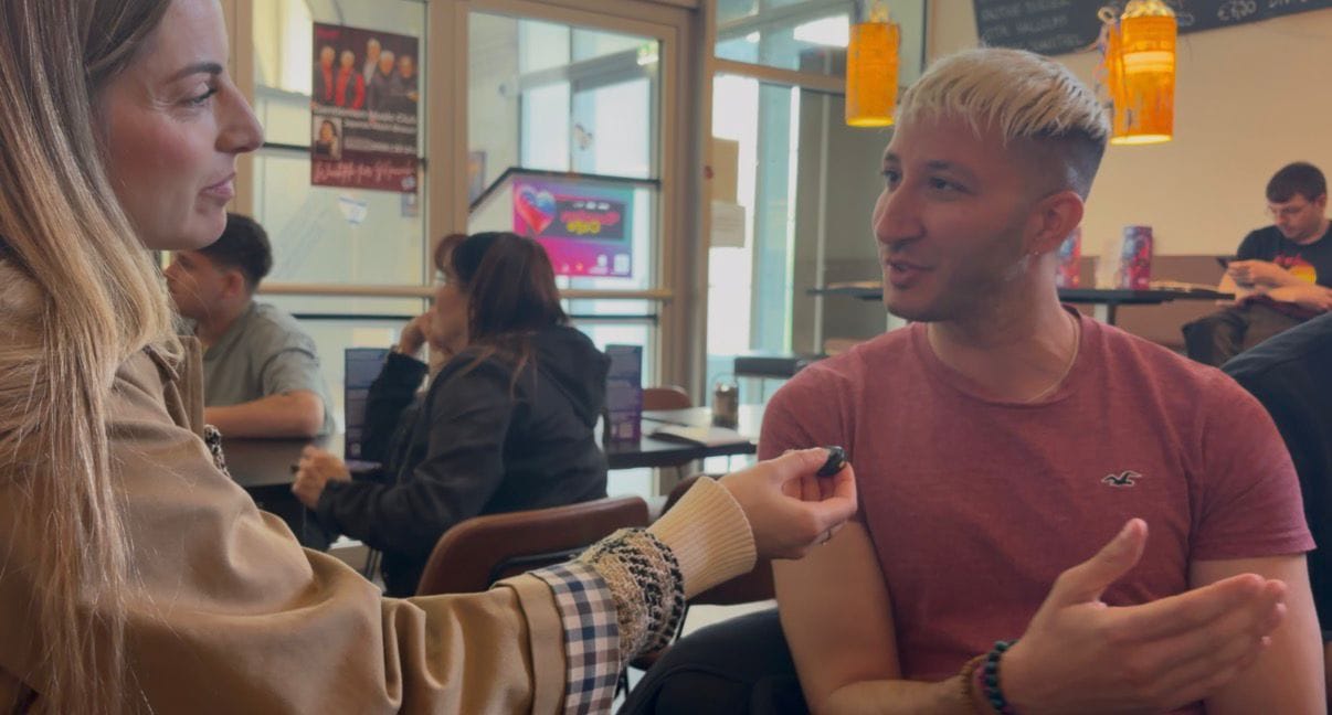 Exxpress im Gespräch mit Israeli Micha. Der ESC-Fan lebte über fünf Jahre in Hamburg. Jetzt ist seine neue Heimat Budapest.