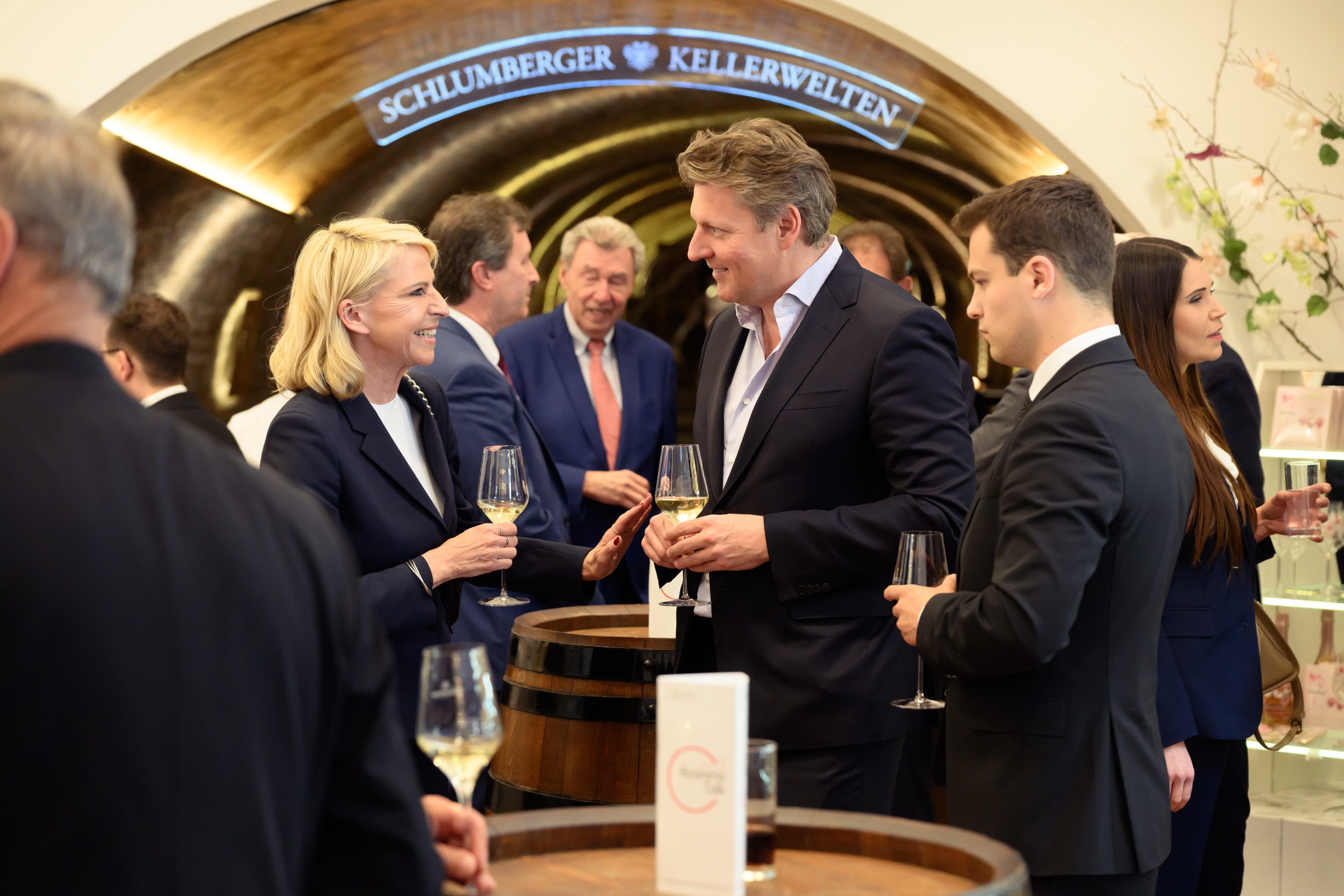 Networking beim anschließenden Sektempfang in den Schlumberger Kellerwelten.