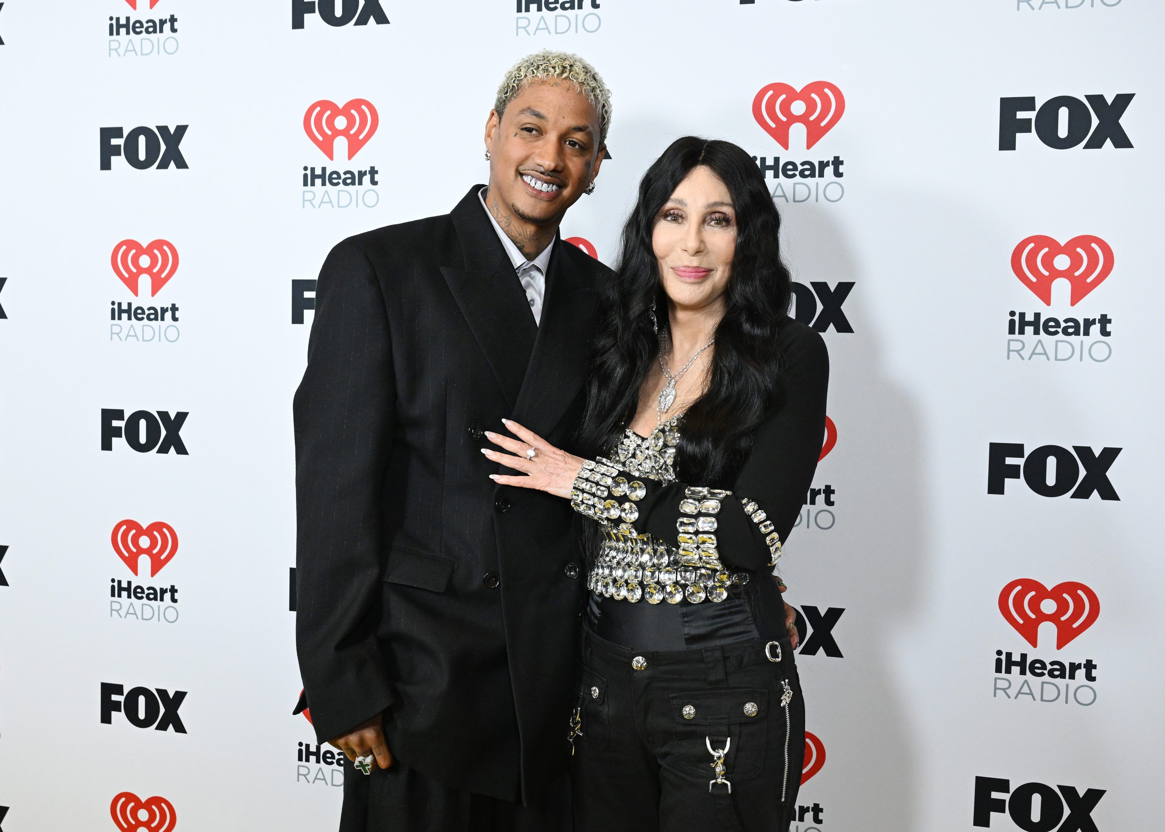 Alexander „AE“ Edwards und Cher posieren gemeinsam bei den iHeartRadio Music Awards 2024.