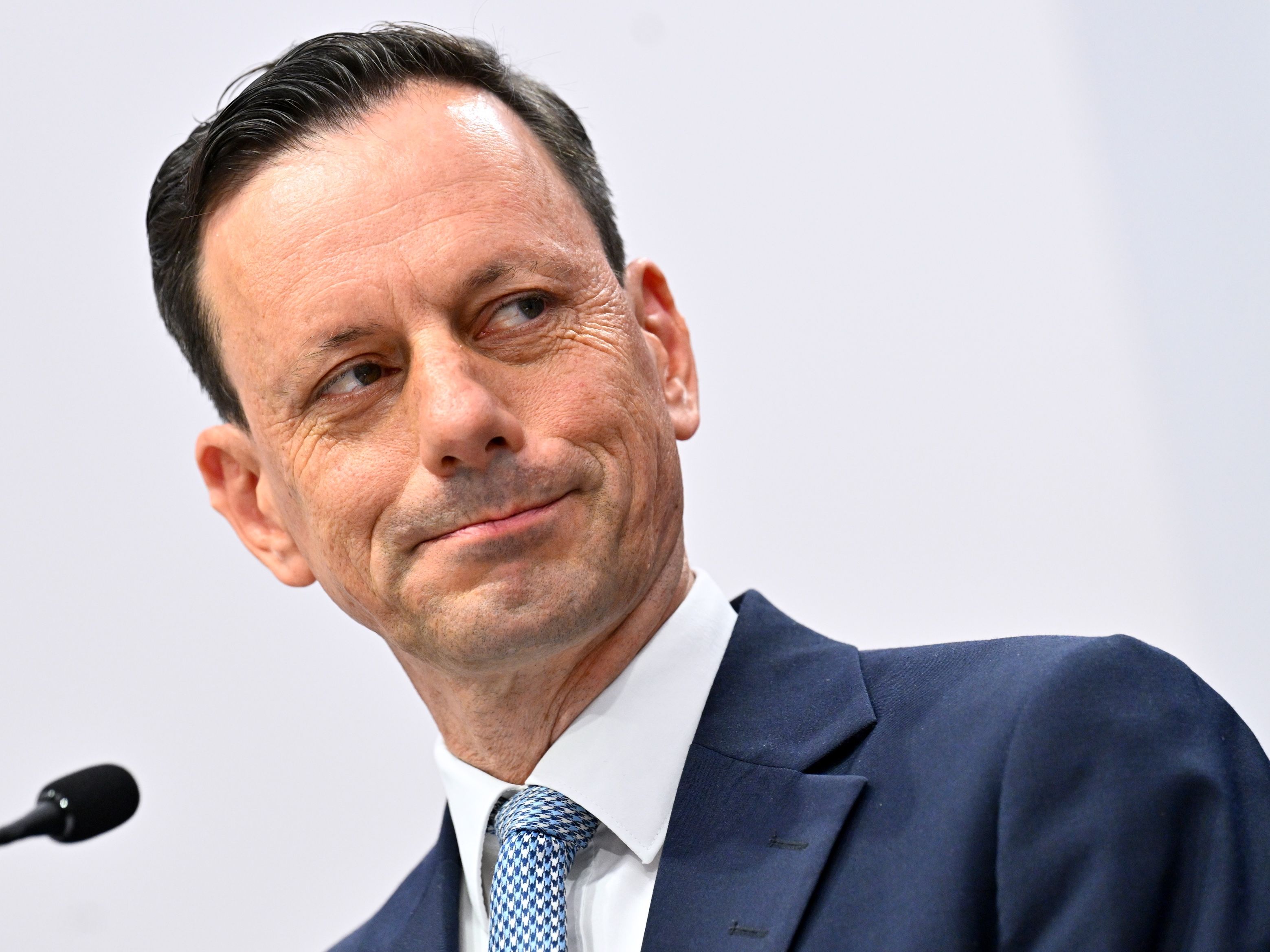 ÖVP-Klubchef Ernst Gödl verweist auf die Gewaltenteilung – obwohl Sicherheitschecks für parlamentarische Mitarbeiter in Deutschland längst Standard sind.