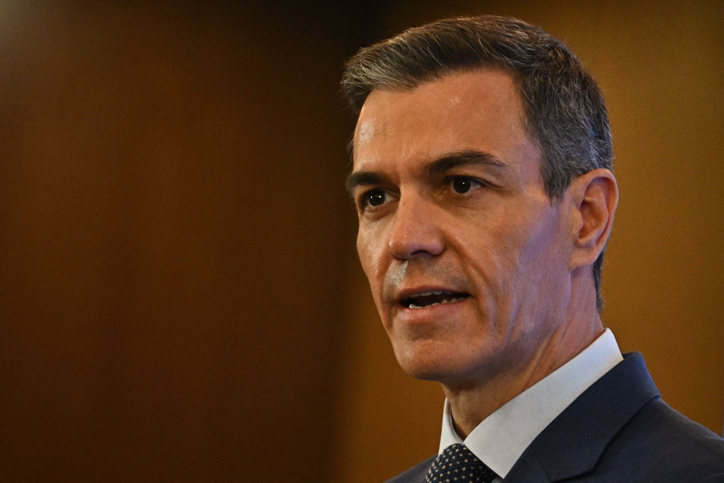 Premier Pedro Sánchez will bis zu 500.000 Migranten regularisieren. Die Opposition spricht von Kontrollverlust – nun landet die Mega-Amnestie vor Gericht.