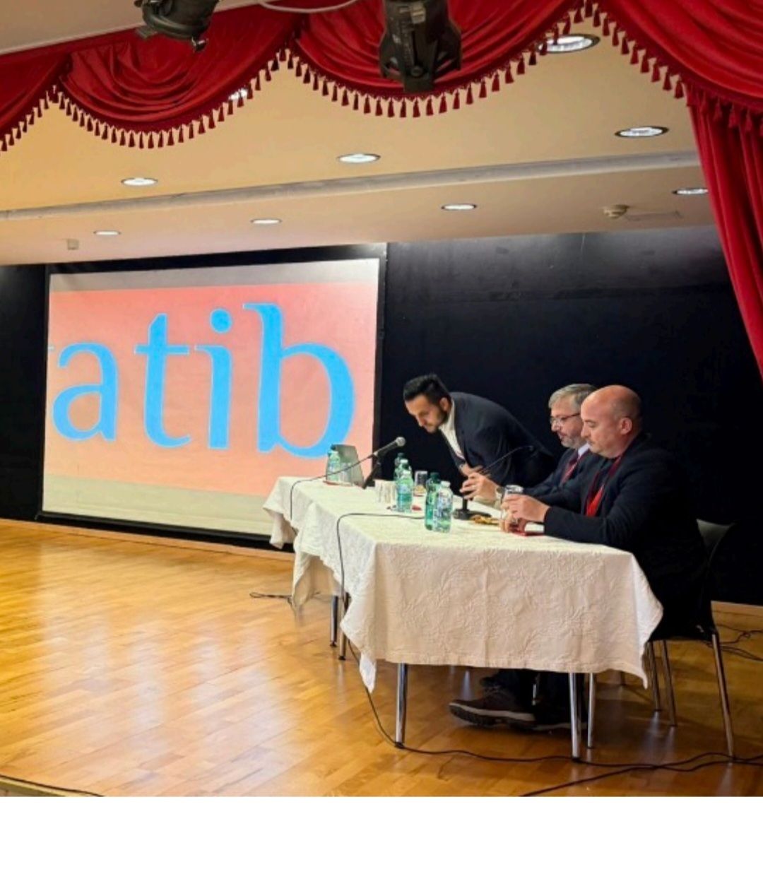 Diyanet-Direktor Yentürk (Mitte) bei der ATIB-Vorstandswahl in Wien.