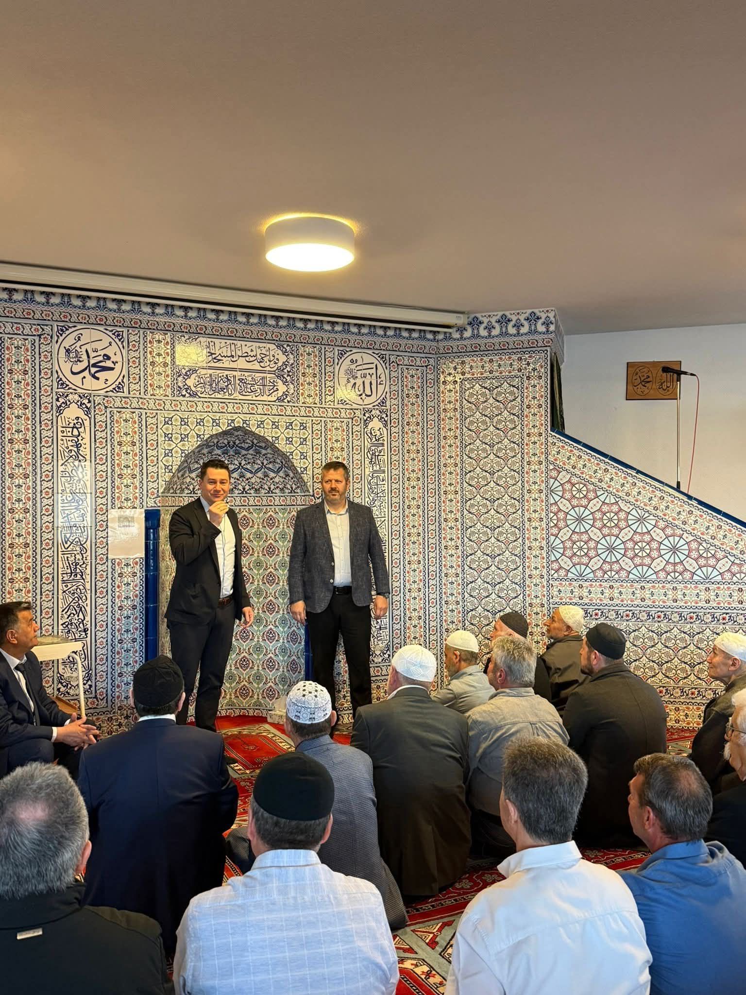 ATIB-Vorstand Taş empfängt Lustenaus ÖVP-Bürgermeister Patrick Wiedl (l.) in der Moschee.