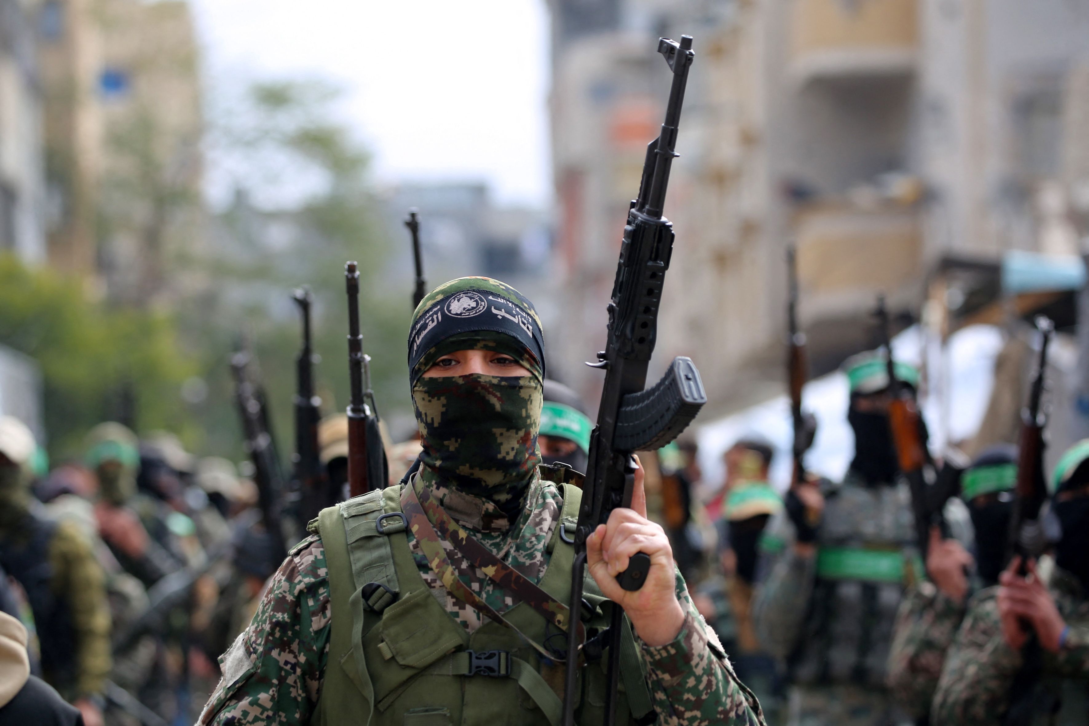 Reihen bewaffneter Hamas-Kämpfer in Gaza: Die 40-seitige Beschwerde fordert Ermittlungen gegen 14 führende Funktionäre der Terrororganisation.