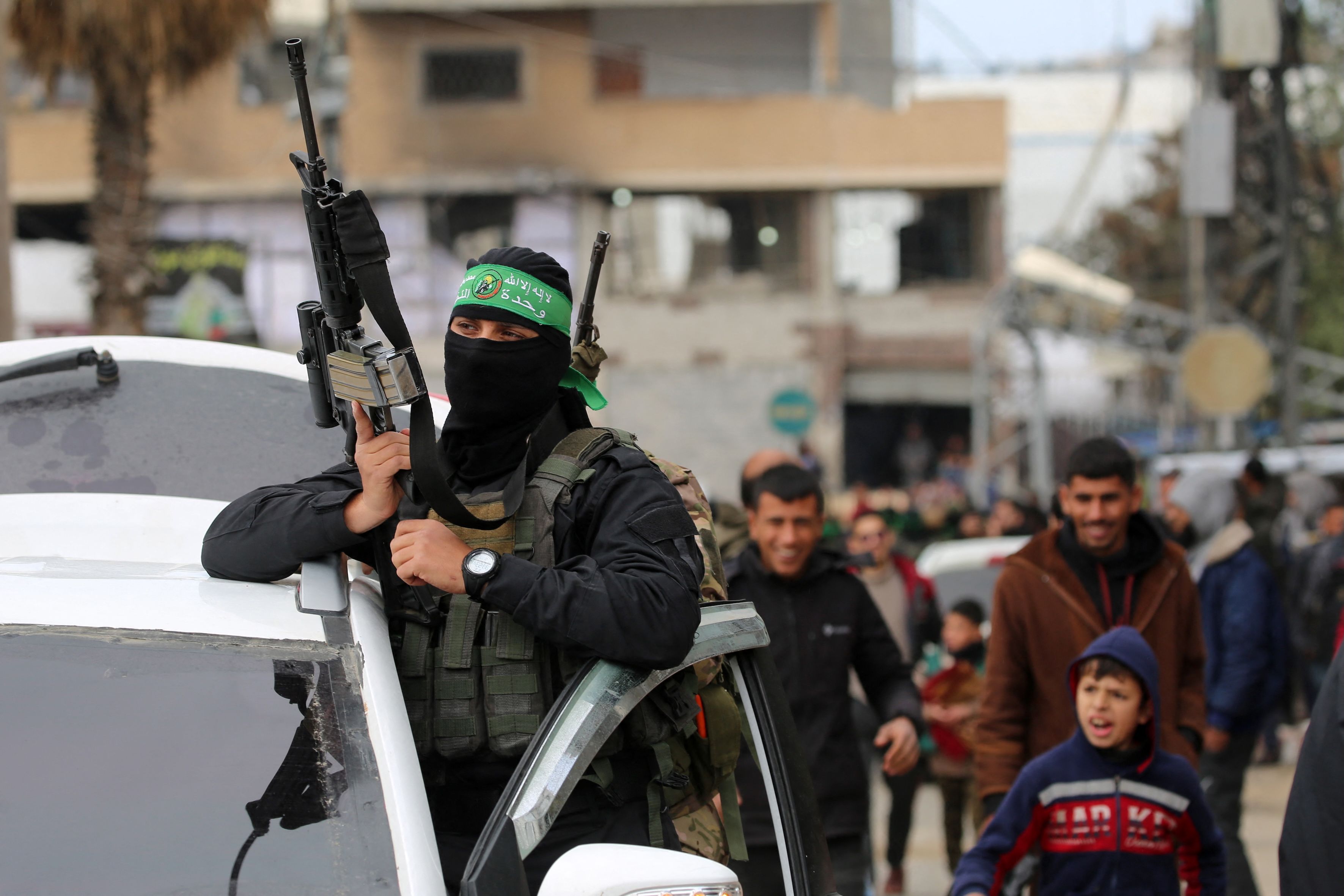 Bewaffneter Hamas-Mann zwischen Zivilisten: Der Fall dreht sich um den Vorwurf, die Terrororganisation habe aus Wohngebieten heraus gekämpft und damit palästinensische Familien in Lebensgefahr gebracht.