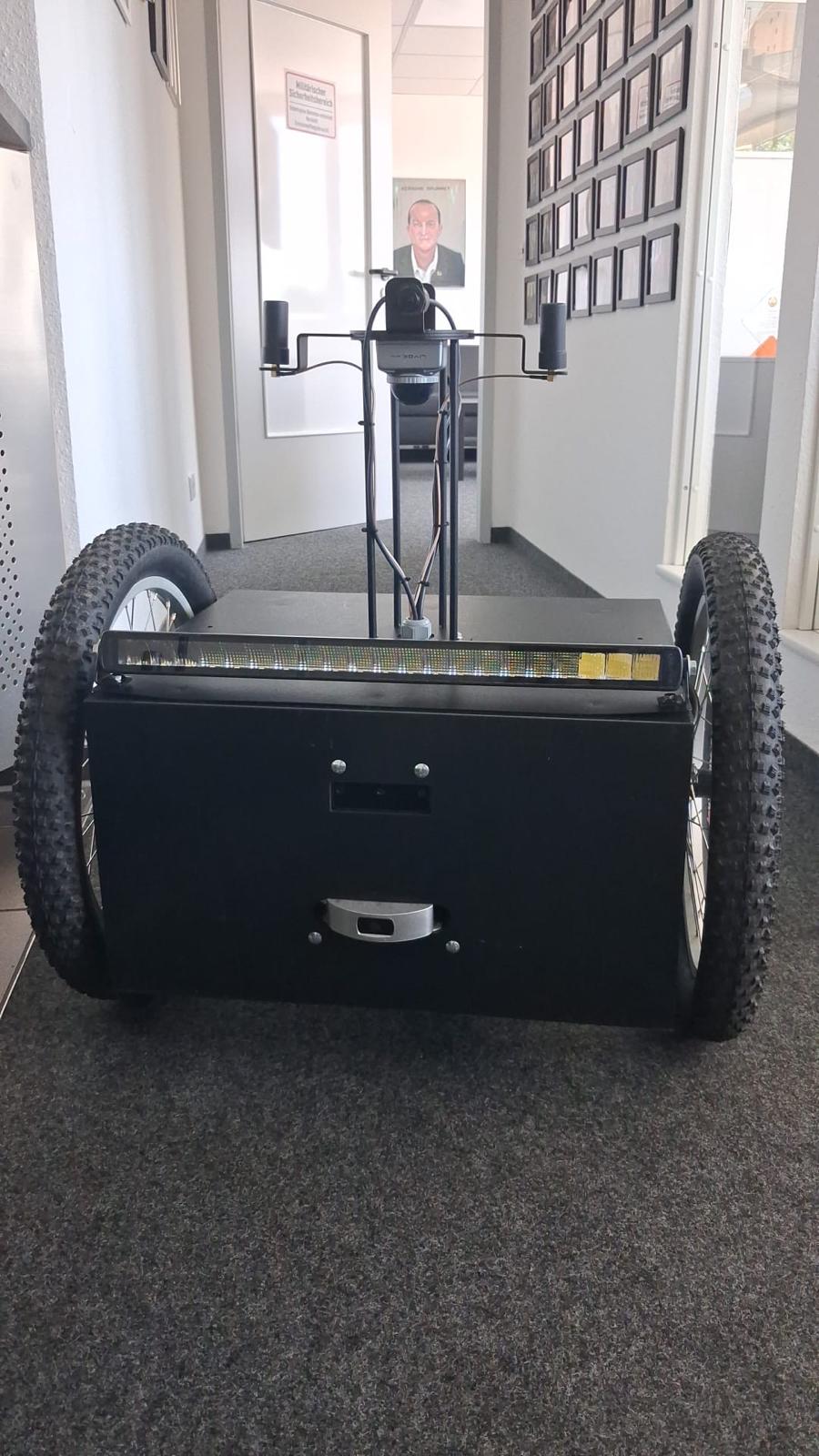 Hier die klickstärksten BUs – je eine pro Bild: Bild 1 – Roboter: Patrouille statt Personal: Mit autonomen Robotern wie diesem QR-2 will Nagel künftig auch Synagogen schützen.