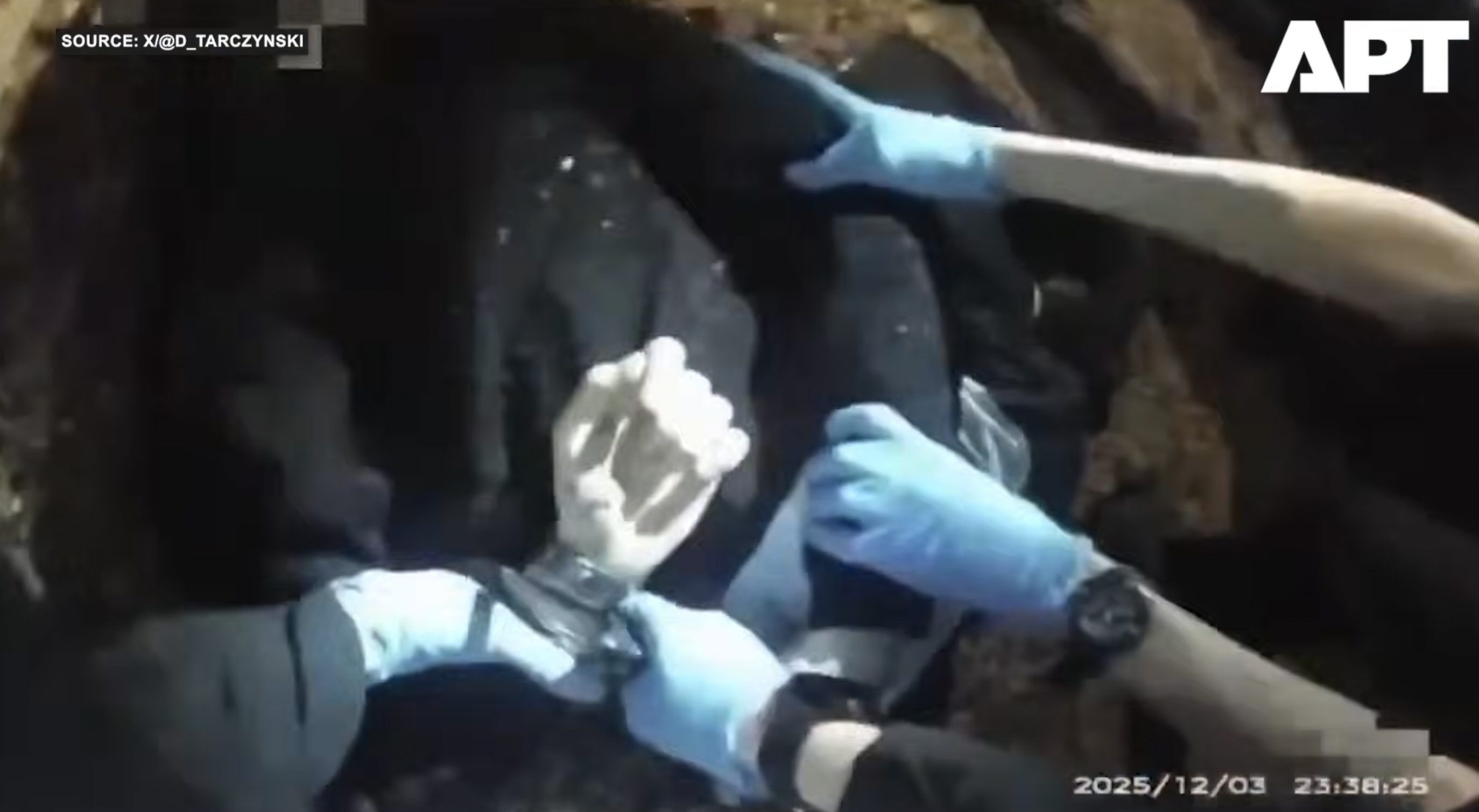 Eine Screenshot aus dem veröffentlichten Bodycam-Video der Beamten zeigt die weißen, blutleeren Hände des mehrfach erstochenen Studenten Henry Nowak. Trotzdem legt die Polizei ihm Handschellen an.