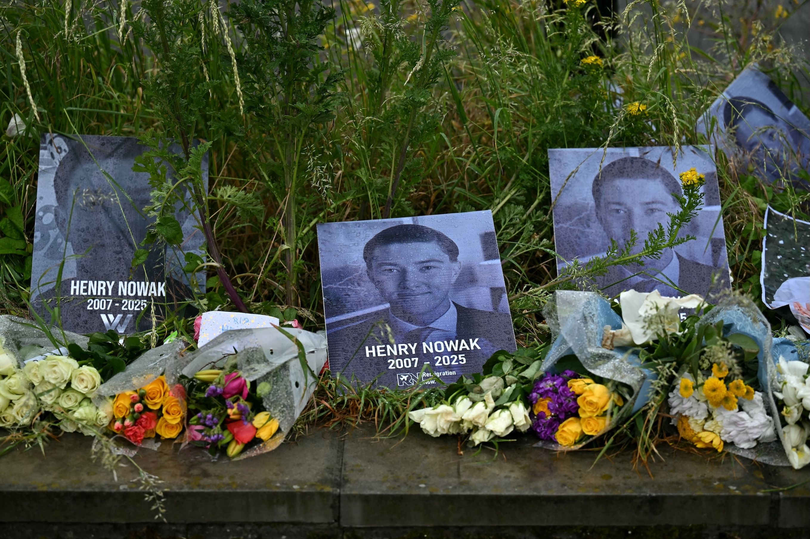 Blumen und Bilder erinnern an Henry Nowak. Der Mord an dem 18-Jährigen hat in Großbritannien eine Debatte über Polizei, Migration und gesellschaftliche Spaltung ausgelöst.