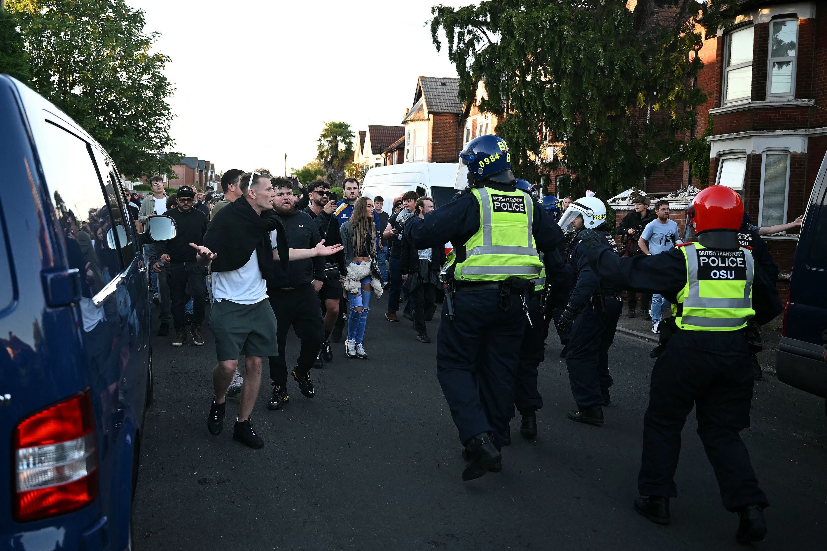 Wut nach dem Tod von Henry Nowak: Demonstranten konfrontieren Polizisten nahe der Portswood Police Station in Southampton.
