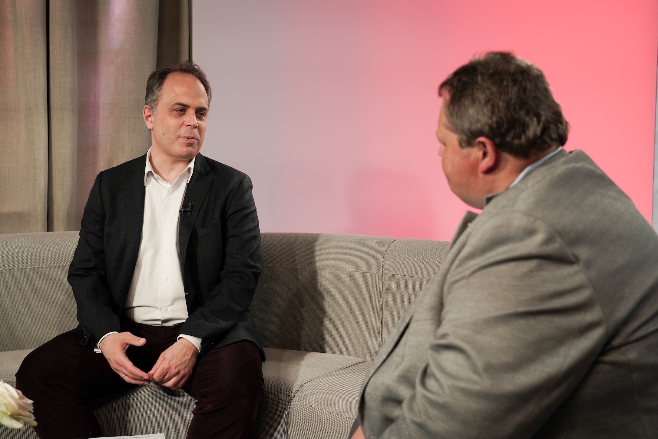 Strobl (r.) erhebt im Gespräch mit exxpress-Redakteur Stefan Beig (l.) schwere Vorwürfe gegen die burgenländische Landesregierung – das Land widerspricht.