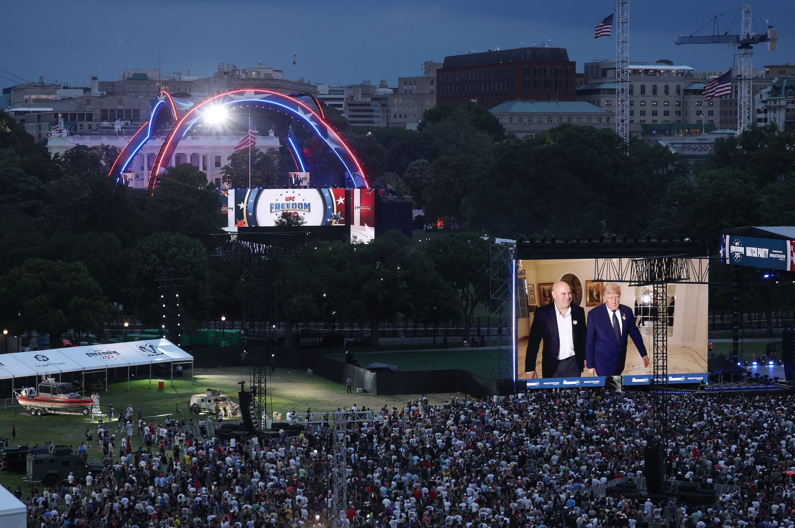 Fans sehen Trump und UFC-Chef Dana White beim Freedom 250 Fan Fest in Washington. Das UFC-Event am Gelände des Weißen Hauses soll Ziel eines mutmaßlichen Anschlagsplans gewesen sein.