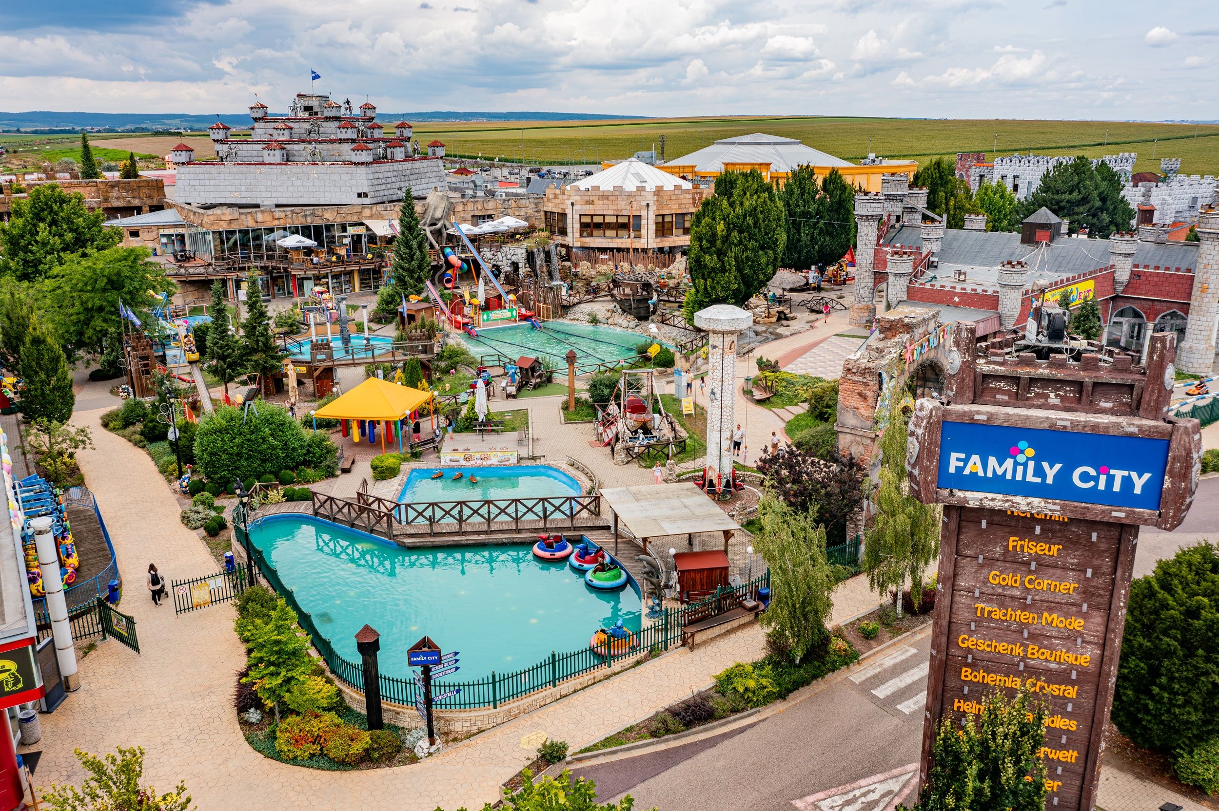 Die von der Familie Seunig geführte Family City (ehemals Excalibur City) beim Grenzübergang Kleinhaugsdorf hat sich in kurzer Zeit zu einem beliebten Ausflugsziel für Familien mit Kindern entwickelt.
