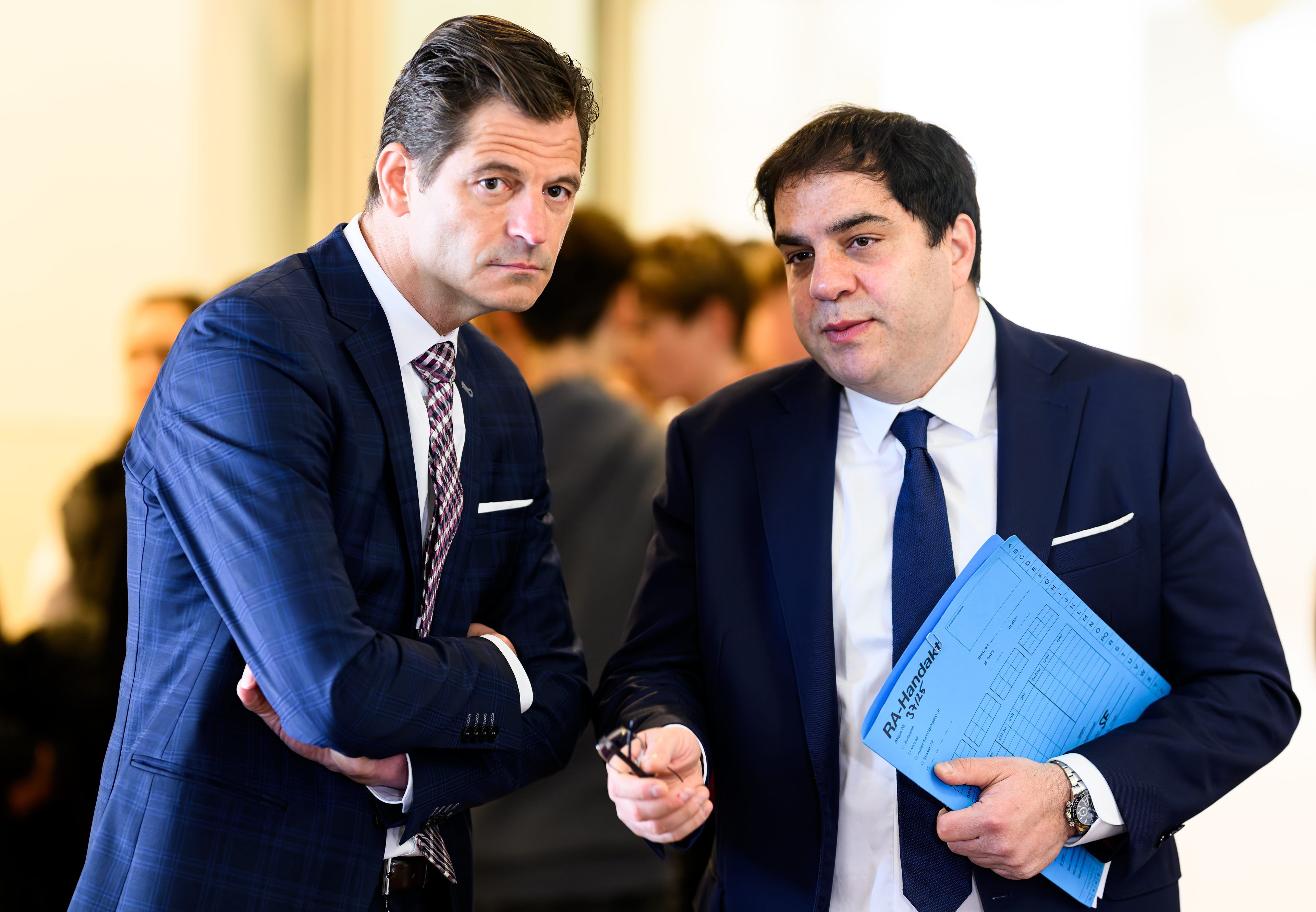 (v.l.) Hannes Kotza (ÖVP) und sein Verteidiger Sascha Flatz am Donnerstag, 20. März 2025, anlässlich eines Prozesses gegen Vösendorfs Ex-Bürgermeister.