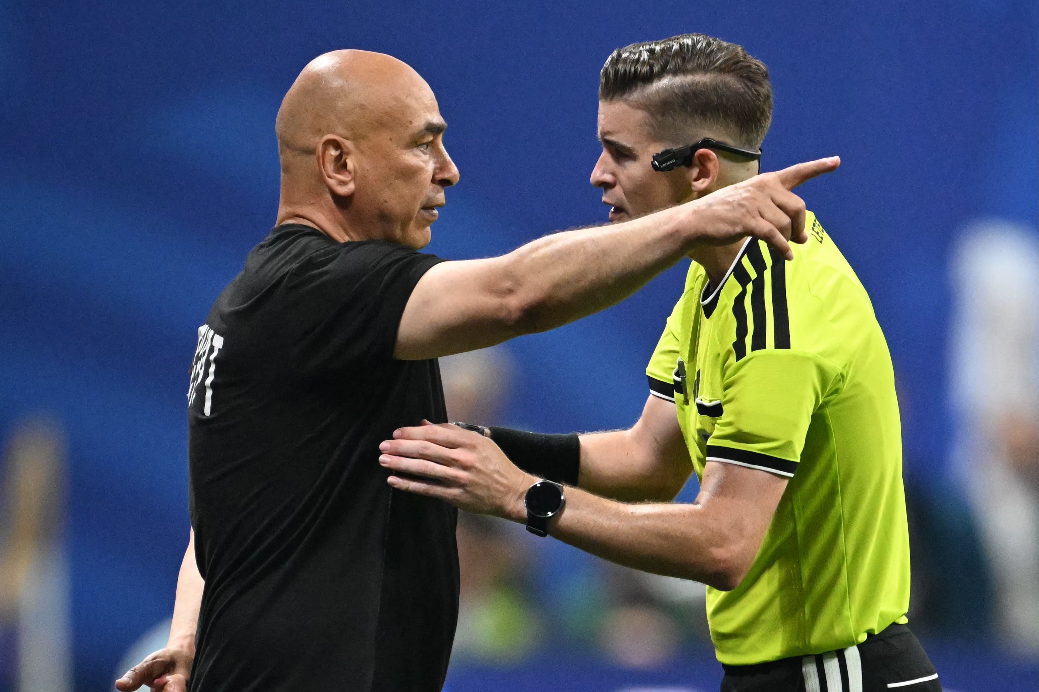 Hossam Hassan gegen François Letexier: Nach Ägyptens WM-Aus gegen Argentinien eskalierte der Streit um den Schiedsrichter.