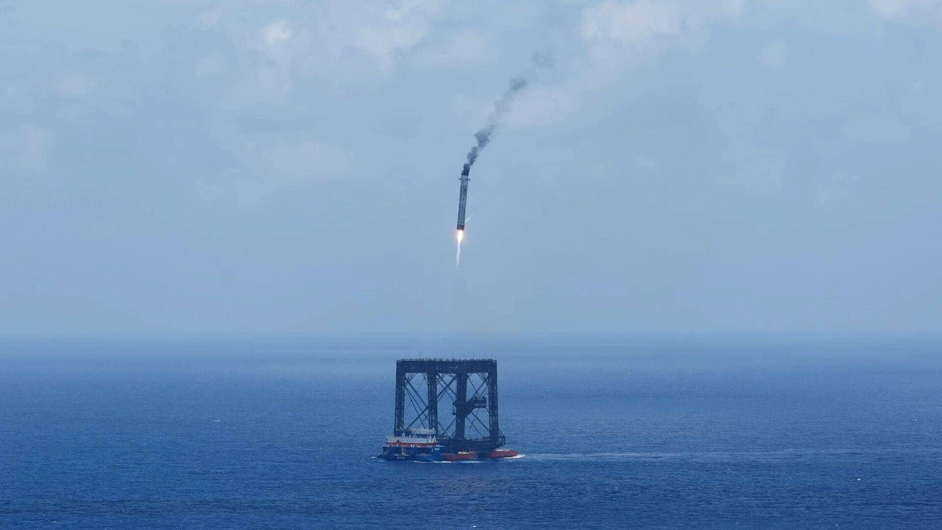 Historische Premiere auf See: Die Erststufe der „Langer Marsch 10B“ wurde nach dem Flug auf einer schwimmenden Plattform mit einem Fangnetz gesichert.