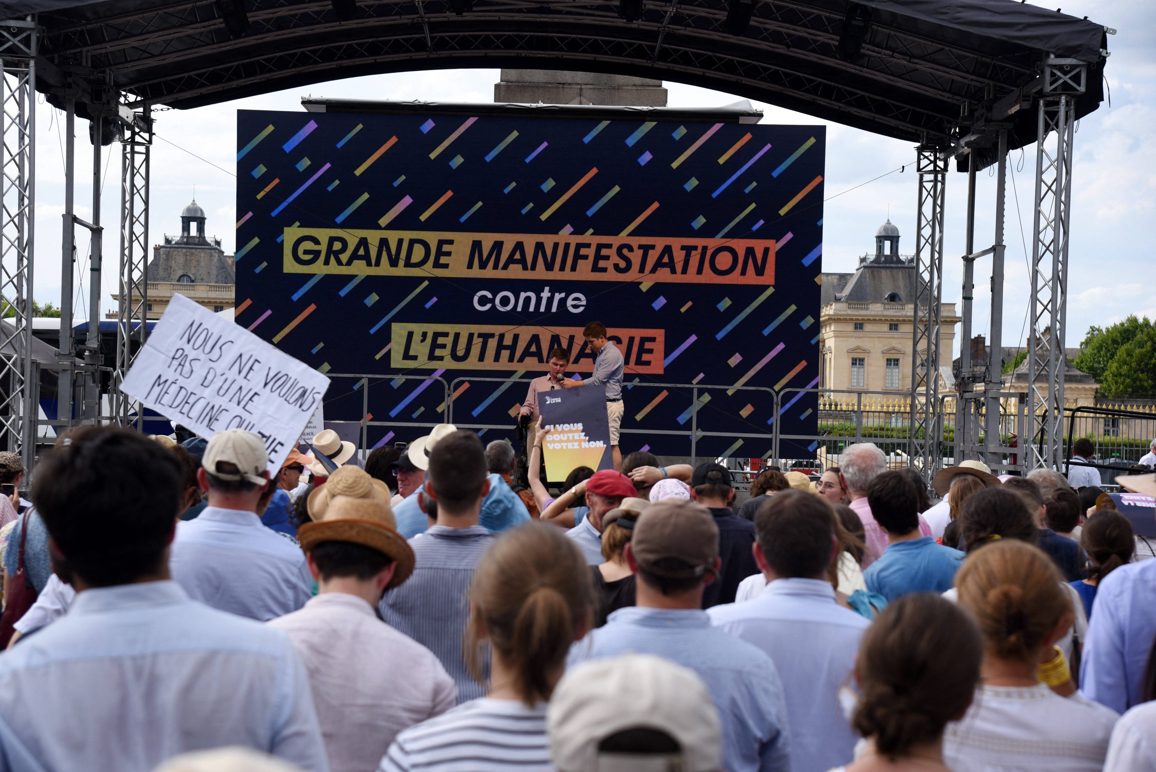 Am 28. Juni fand in Paris eine Kundgebung gegen das nun beschlossene Euthanasie-Gesetz statt.