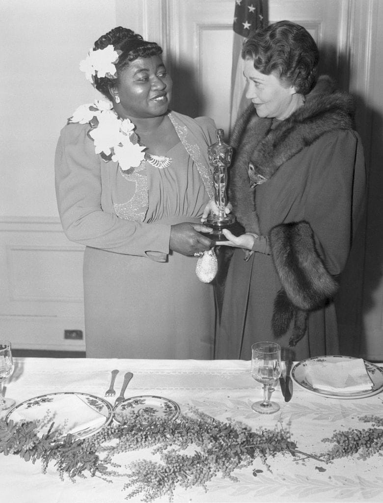 Historischer Moment: Fay Bainter überreicht Hattie McDaniel 1940 den Oscar für ihre Nebenrolle als Mammy.