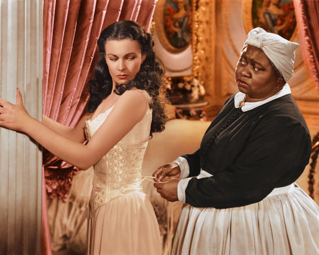 Vivien Leigh lässt sich von Hattie McDaniel das Korsett schnüren. McDaniel schrieb später als erste Schwarze Oscar-Preisträgerin Geschichte.