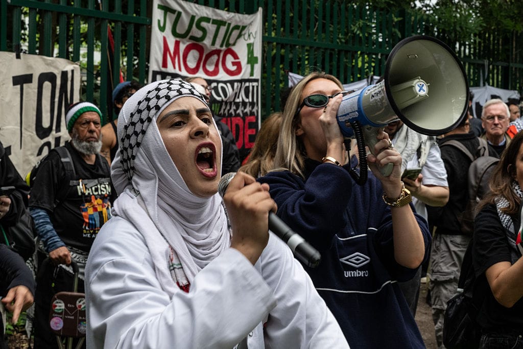 Palästina-Aktivisten demonstrieren im Juni 2026 in London für verurteilte Mitglieder der „Filton 25“. Das Gericht wertete die Sachbeschädigung an einer Rüstungsfabrik als Tat mit terroristischem Zusammenhang.