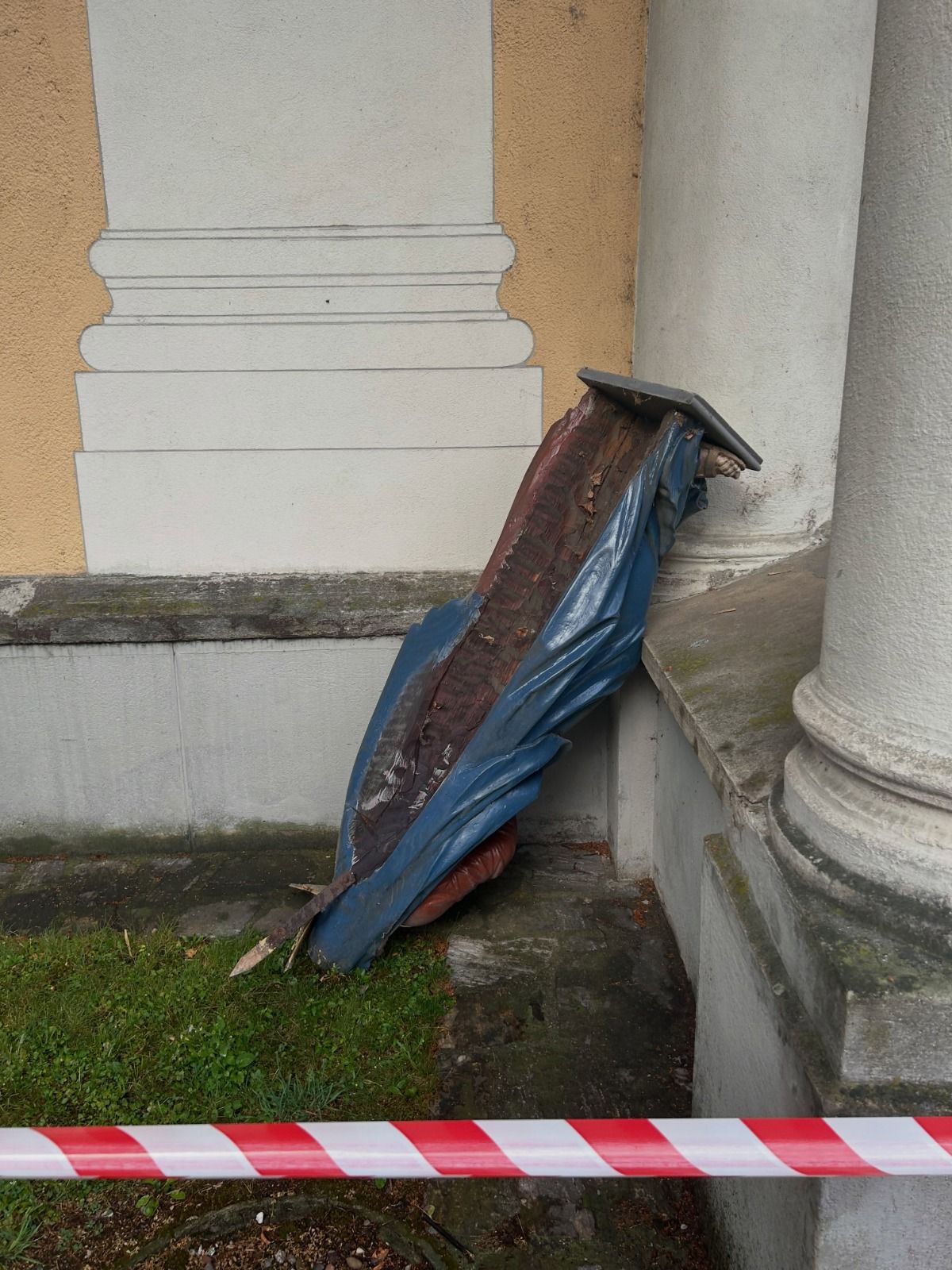 Die 200 Jahre alten Heiligenstatuen waren an der Außenwand der Kirche mit Eisenhaken befestigt.