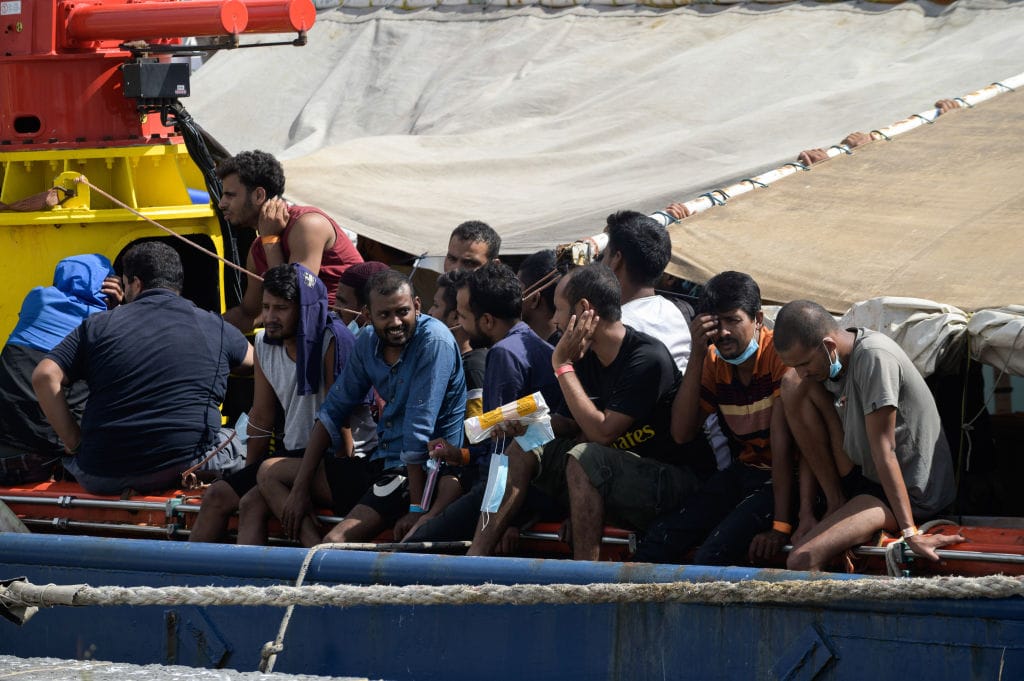 428 Migranten an Bord der „Sea-Watch 3“ vor ihrer Ausschiffung im italienischen Reggio Calabria im September 2022. Sea-Watch hatte nach zehn Tagen auf See die Zuweisung eines sicheren Hafens verlangt.