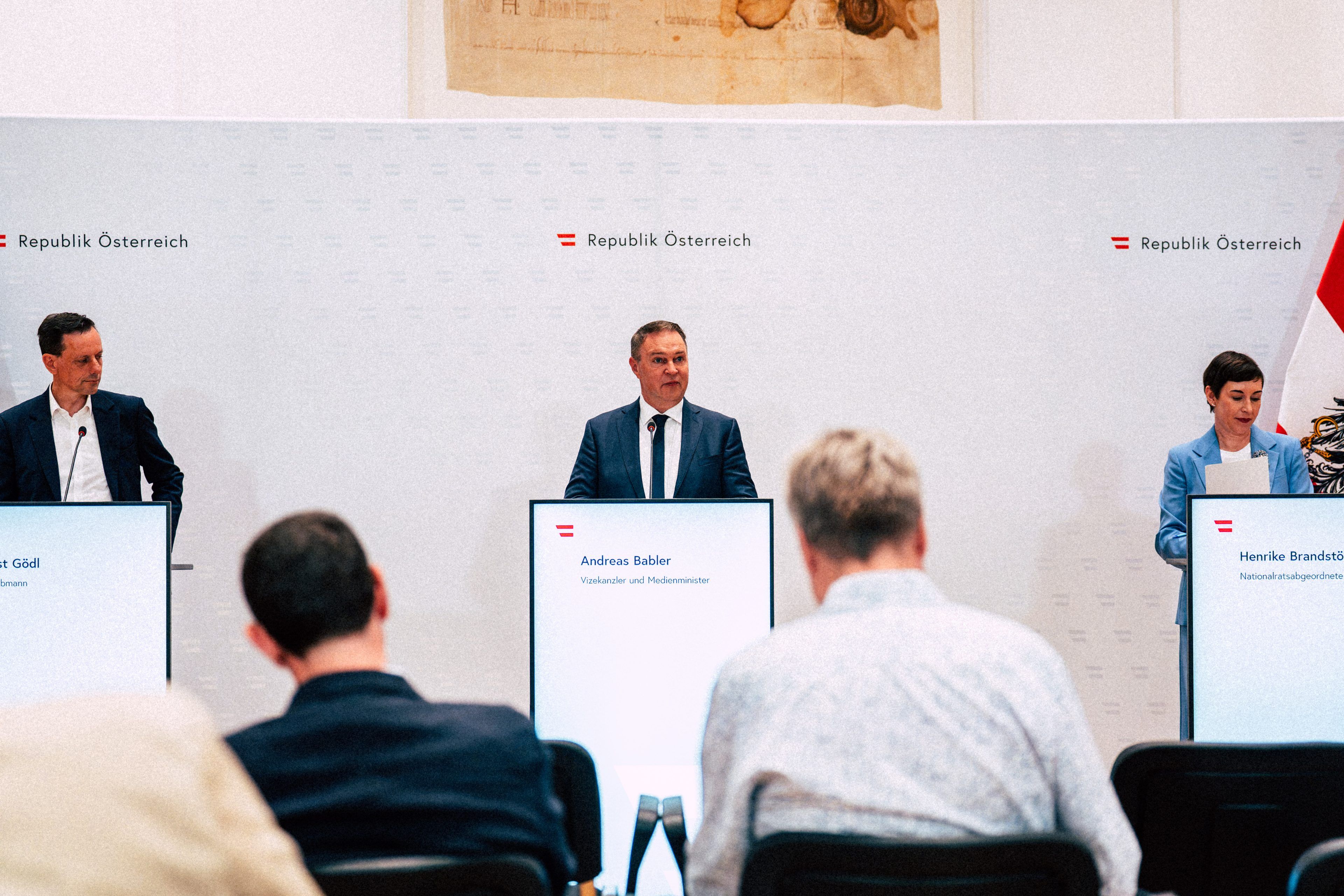 Links ist ÖVP-Politiker Ernst Gödl zu sehen, in der Mitte SPÖ-Chef Andreas Babler und rechts NEOS-Nationalratsabgeordnete Henrike Brandstötter.