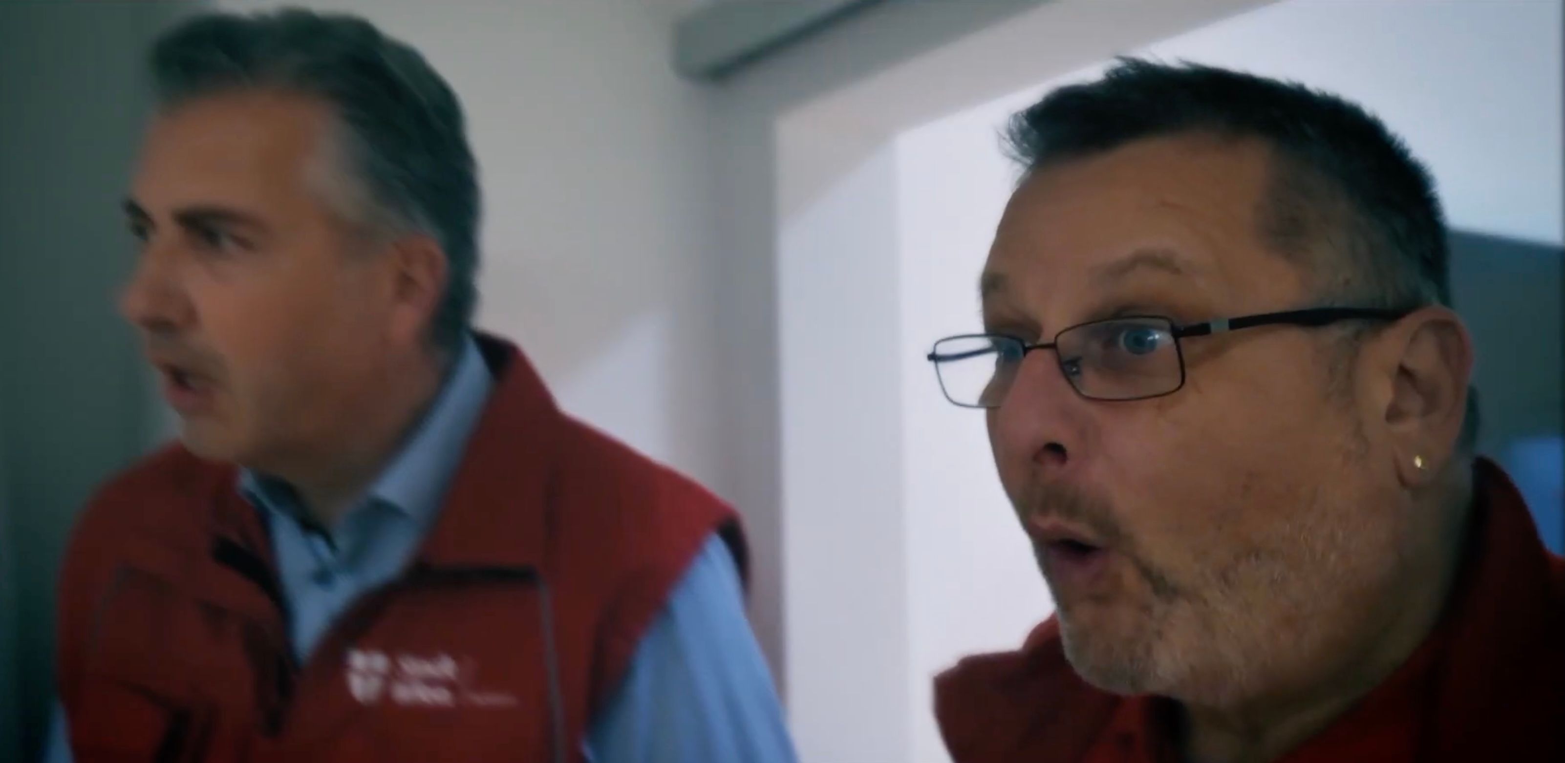 Verdächtiger Fund in der Filmküche: Alexander Hengl (l.) und Andreas Kutheil reagieren im offiziellen Musikvideo auf den inszenierten Lebensmittelpfusch.