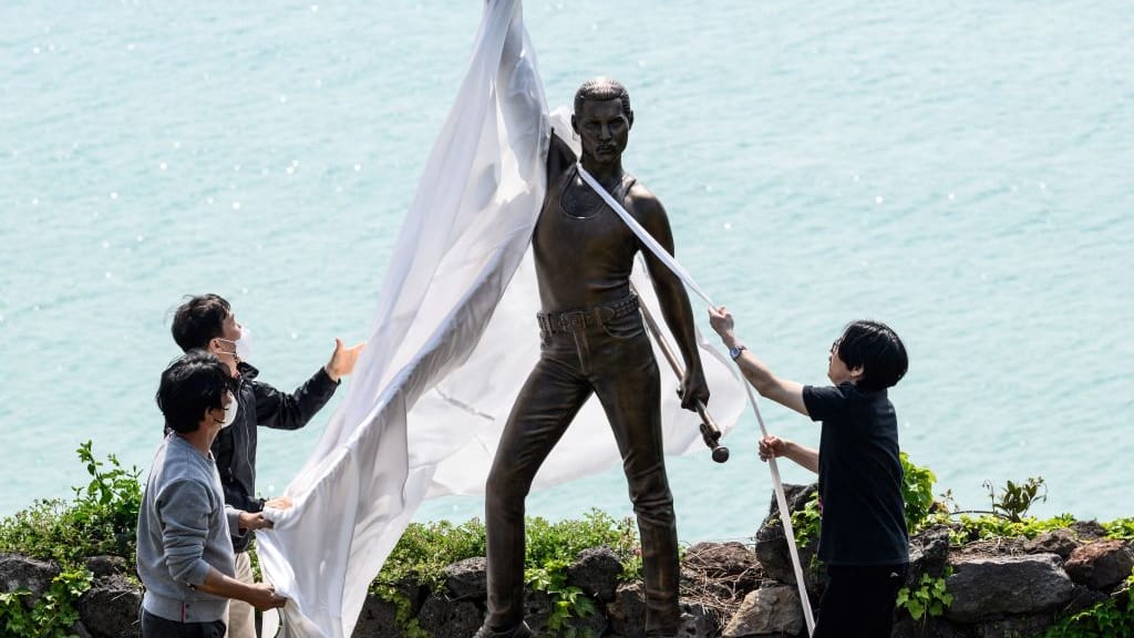 Dem Idol ein Denkmal gesetzt: Fan enthüllt lebensgroße Freddie Mercury Statue - lifestyle - exxpress Nachrichten