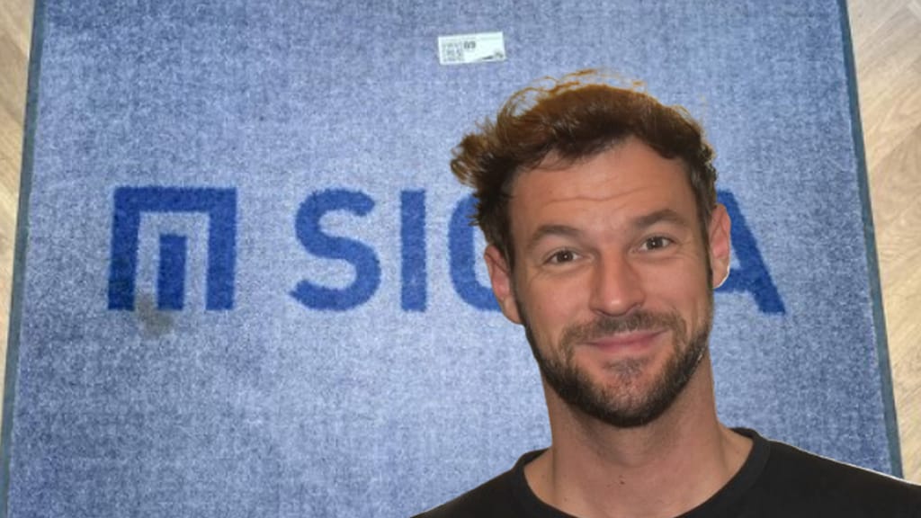 Er tritt in große Fußstapfen: Austro-Star ersteigert Benkos Fußmatte! - lifestyle - exxpress Nachrichten