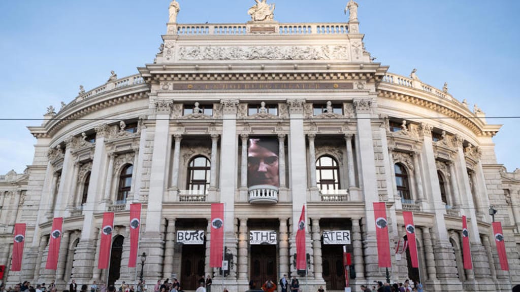 Wirbel um das Burgtheater: Zehn vermeintliche NS-Banner wehen vom Gebäude - politik - exxpress Nachrichten