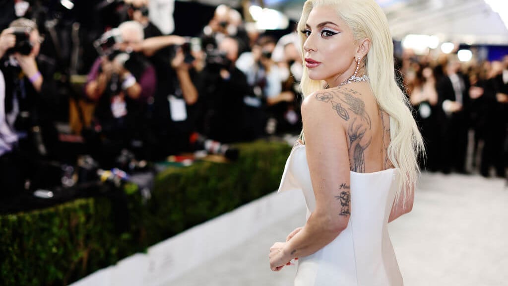 Gänsehautmoment vor Hotel in Paris: Lady Gaga singt Welt-Hit mit ihren Fans - lifestyle - exxpress Nachrichten