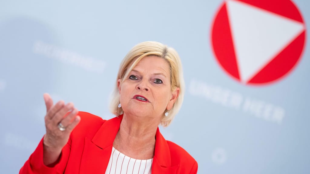 Skandal: Muslimischer Offizier will Heeresministerin nicht die Hand geben - politik - exxpress Nachrichten