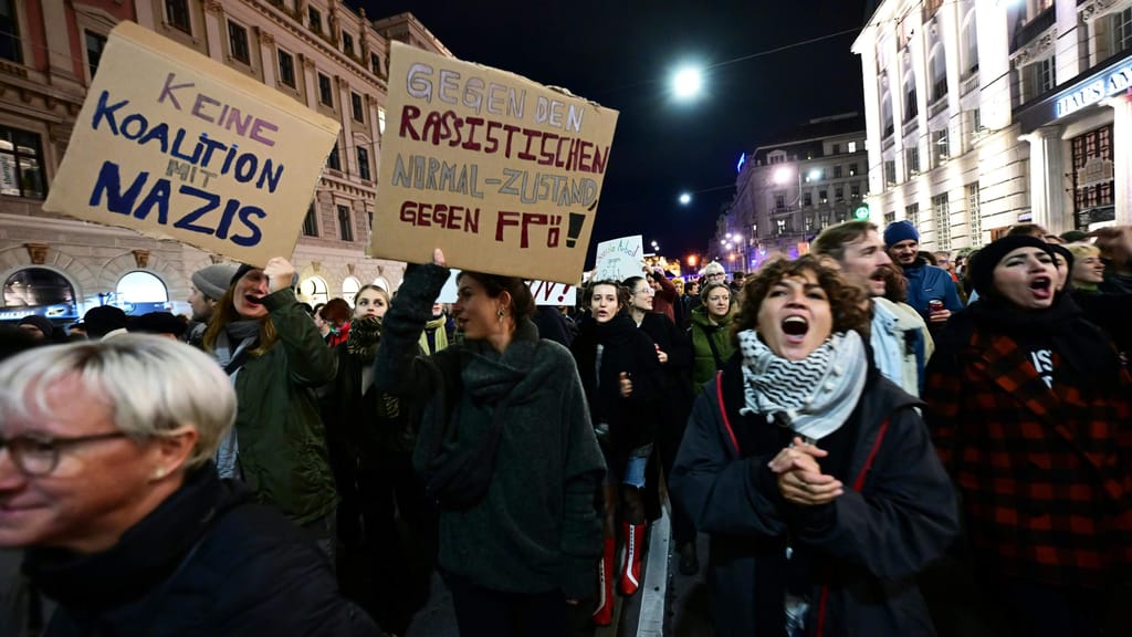Demo-Chaos in Wien: Tausende protestieren gegen FPÖ – Grüne sind begeistert - politik - exxpress Nachrichten