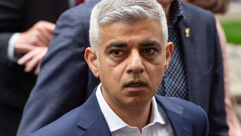 An Londons Bussen hängt jetzt Werbung mit ISIS-Fingern – während Junk-Food-Werbung verboten ist - news - exxpress Nachrichten