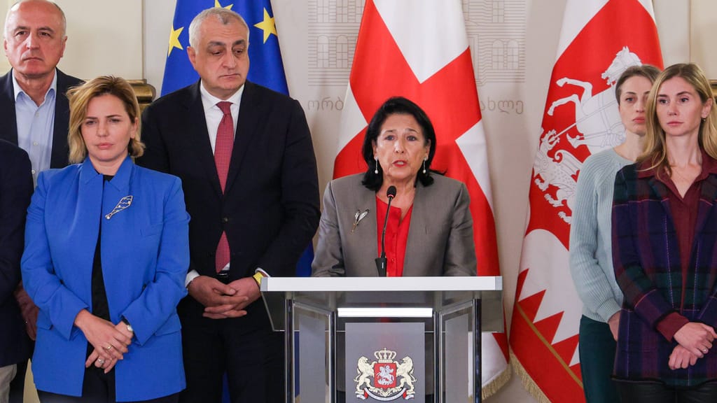 Wahlen in Georgien: Präsidentin nennt Wahl "Fälschung" und ruft zu Protesten auf - politik - exxpress Nachrichten